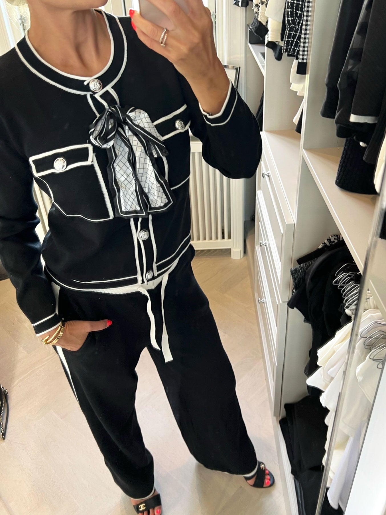 Zola - Klassiska stickade plagg med knappar