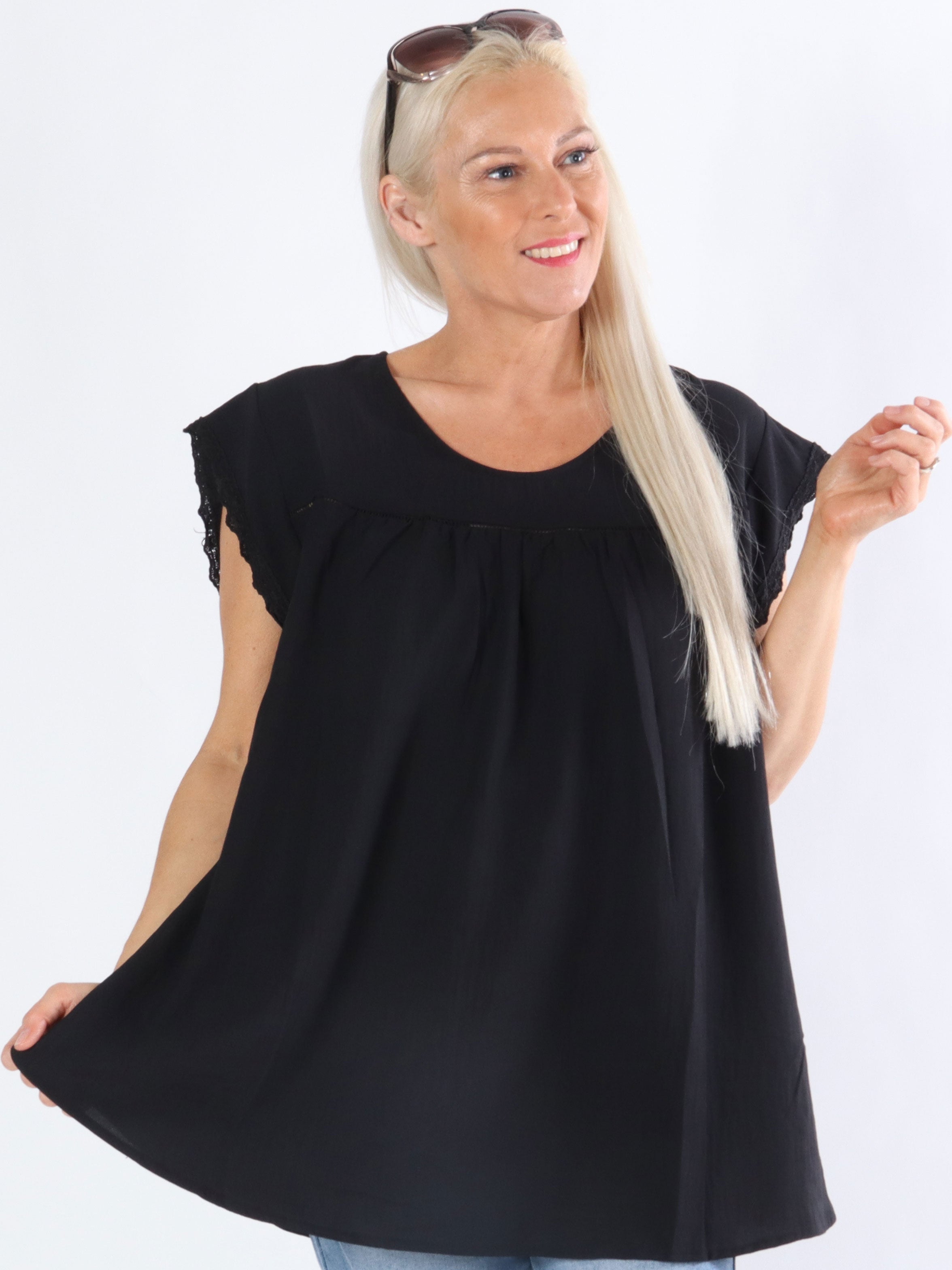 Elmia - Tunica med broderad kant på ärmarna