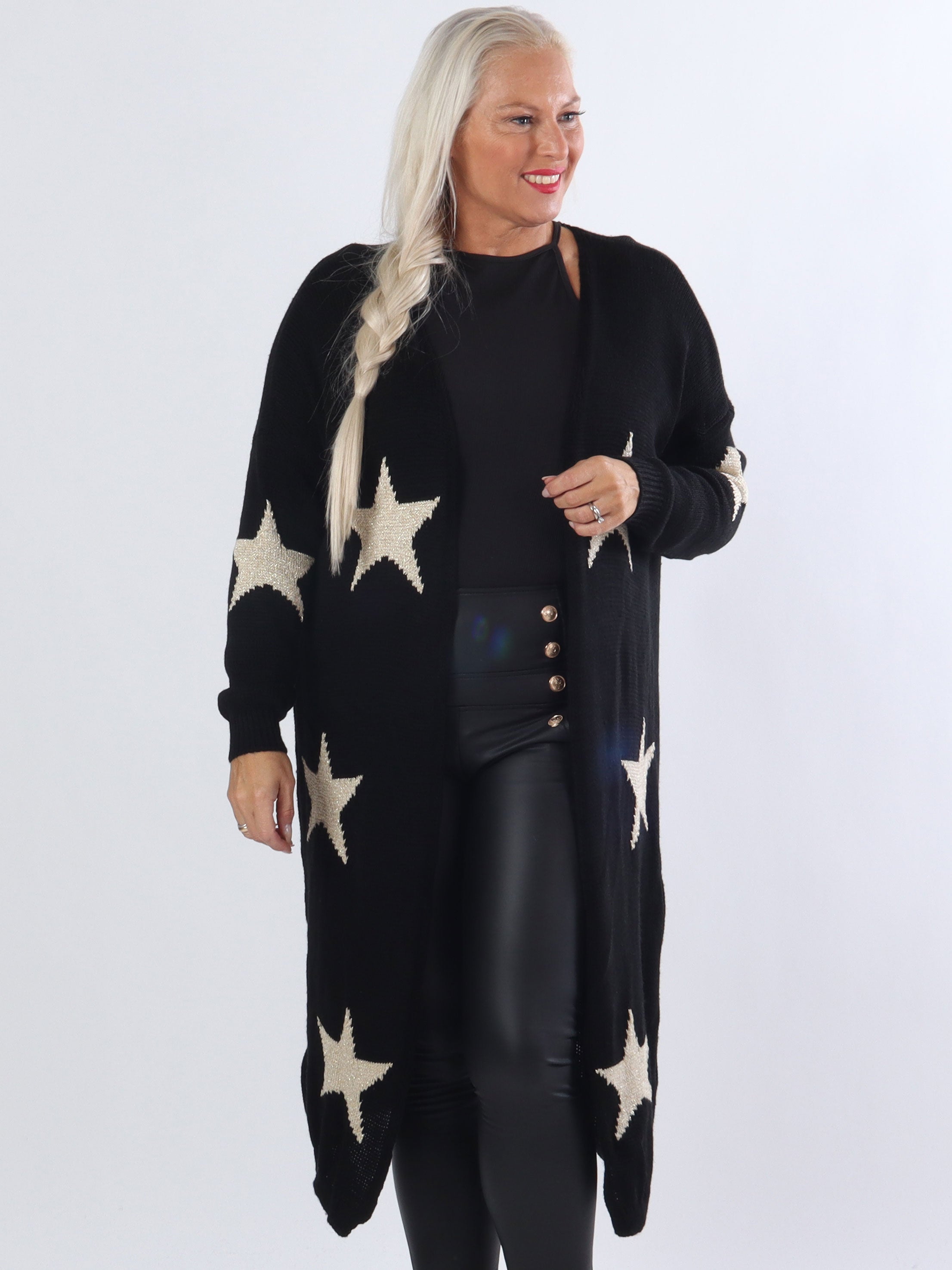 FORUDBESTILLING - Isadora - Lång stickad kofta i plus size med guldstjärnor