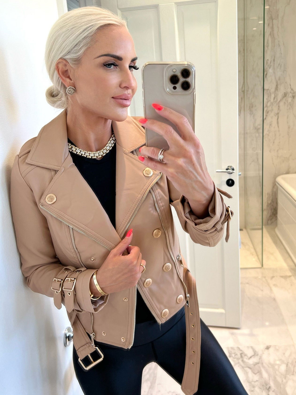 Mirel - Djärv jacka i läderlook med knappar och dragkedja - Black