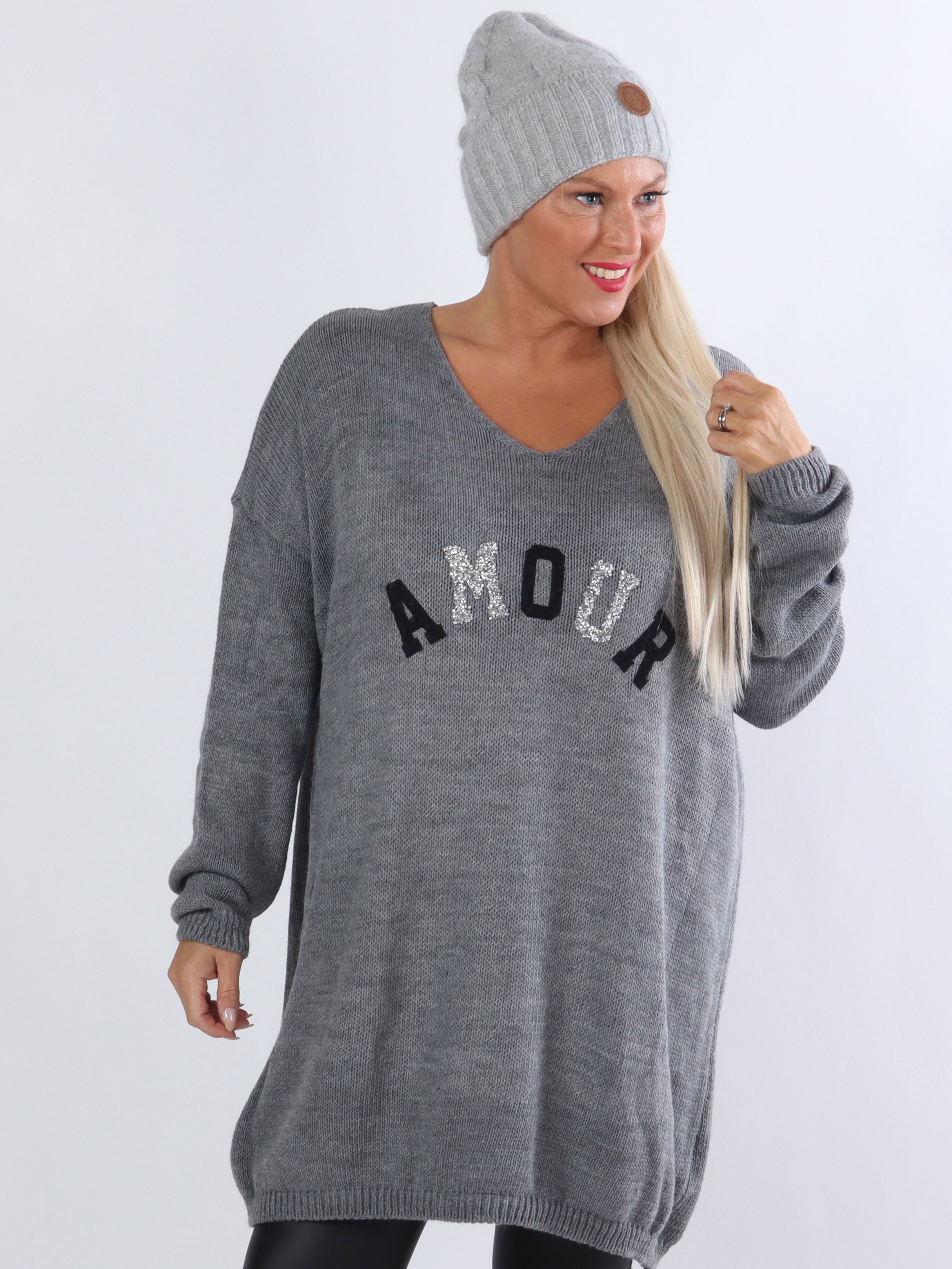 FORUDBESTILLING - Ninna - Stickad plus size blus med amour stående framtill