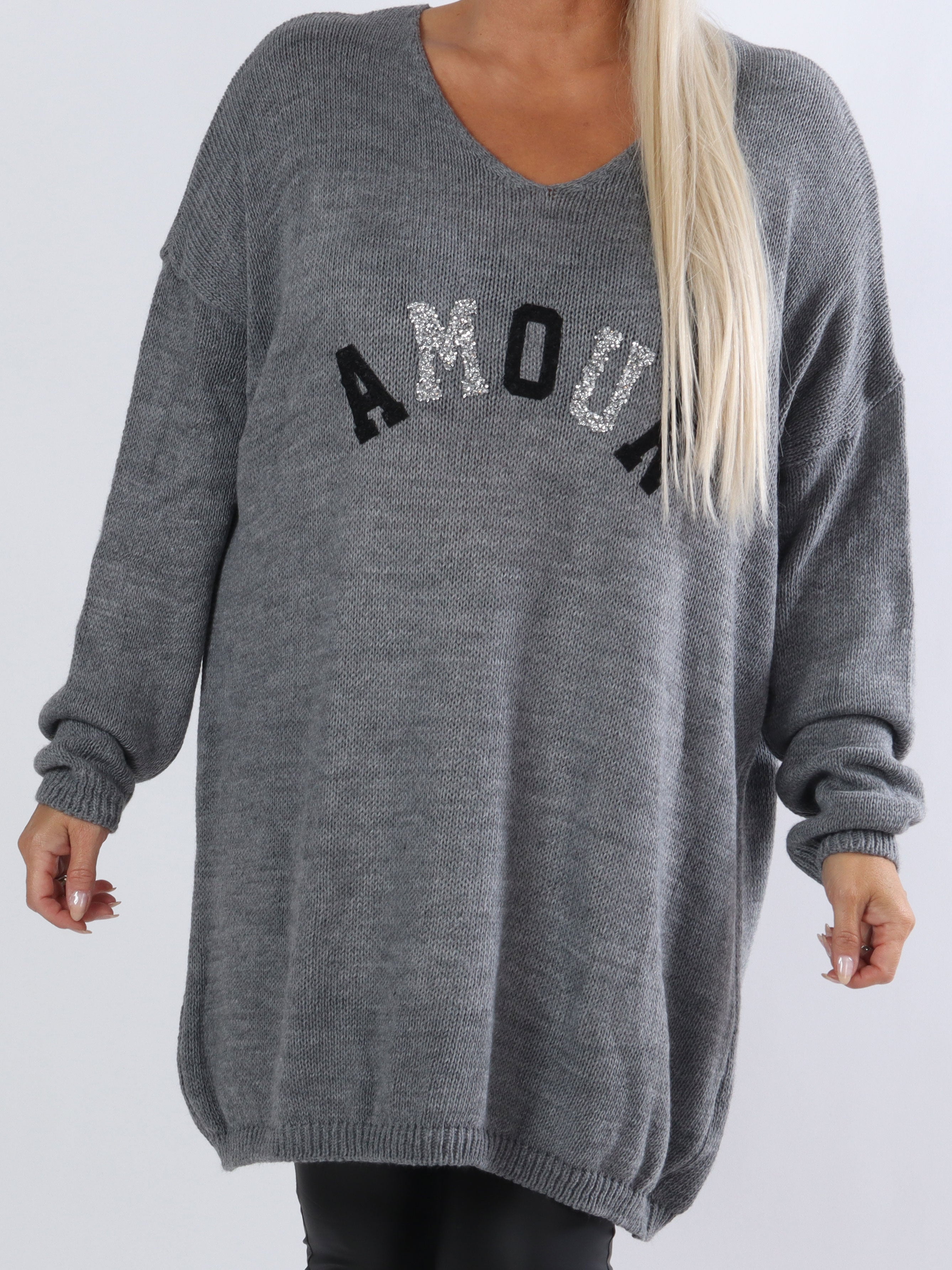 FORUDBESTILLING - Ninna - Stickad plus size blus med amour stående framtill