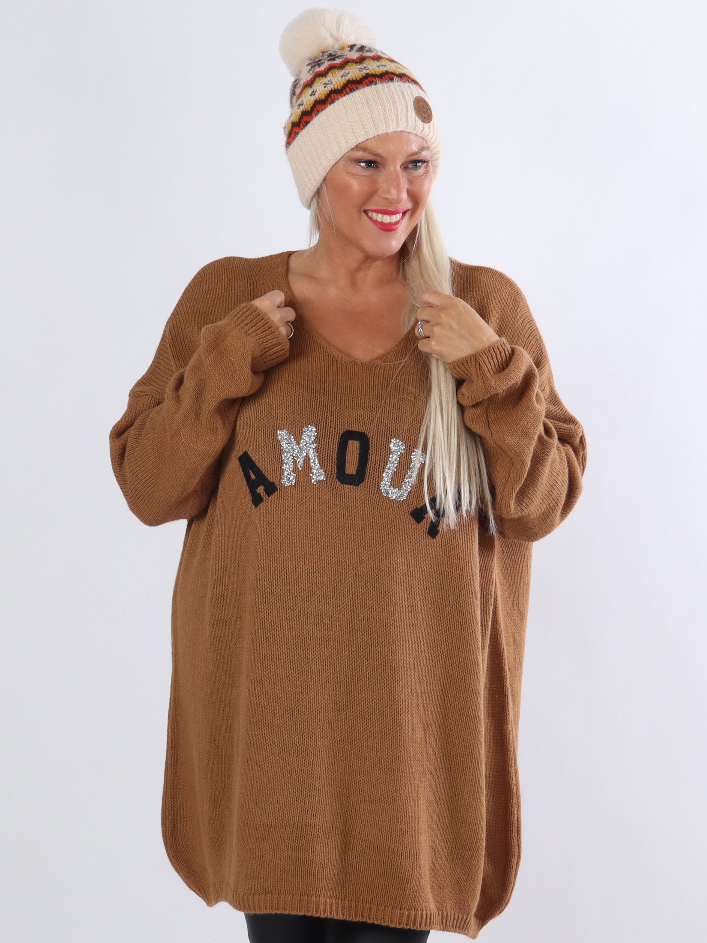 FORUDBESTILLING - Ninna - Stickad plus size blus med amour stående framtill