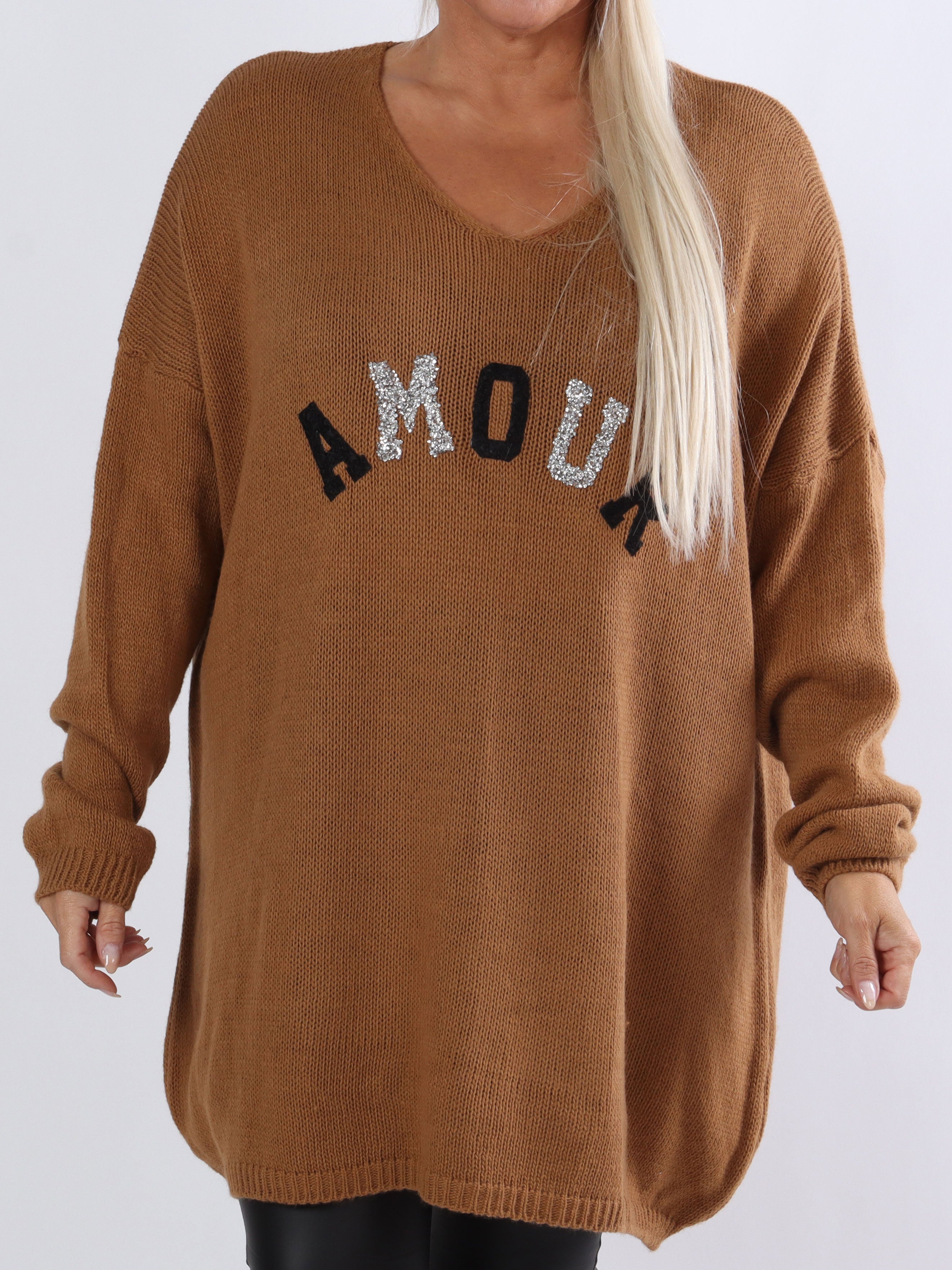 FORUDBESTILLING - Ninna - Stickad plus size blus med amour stående framtill