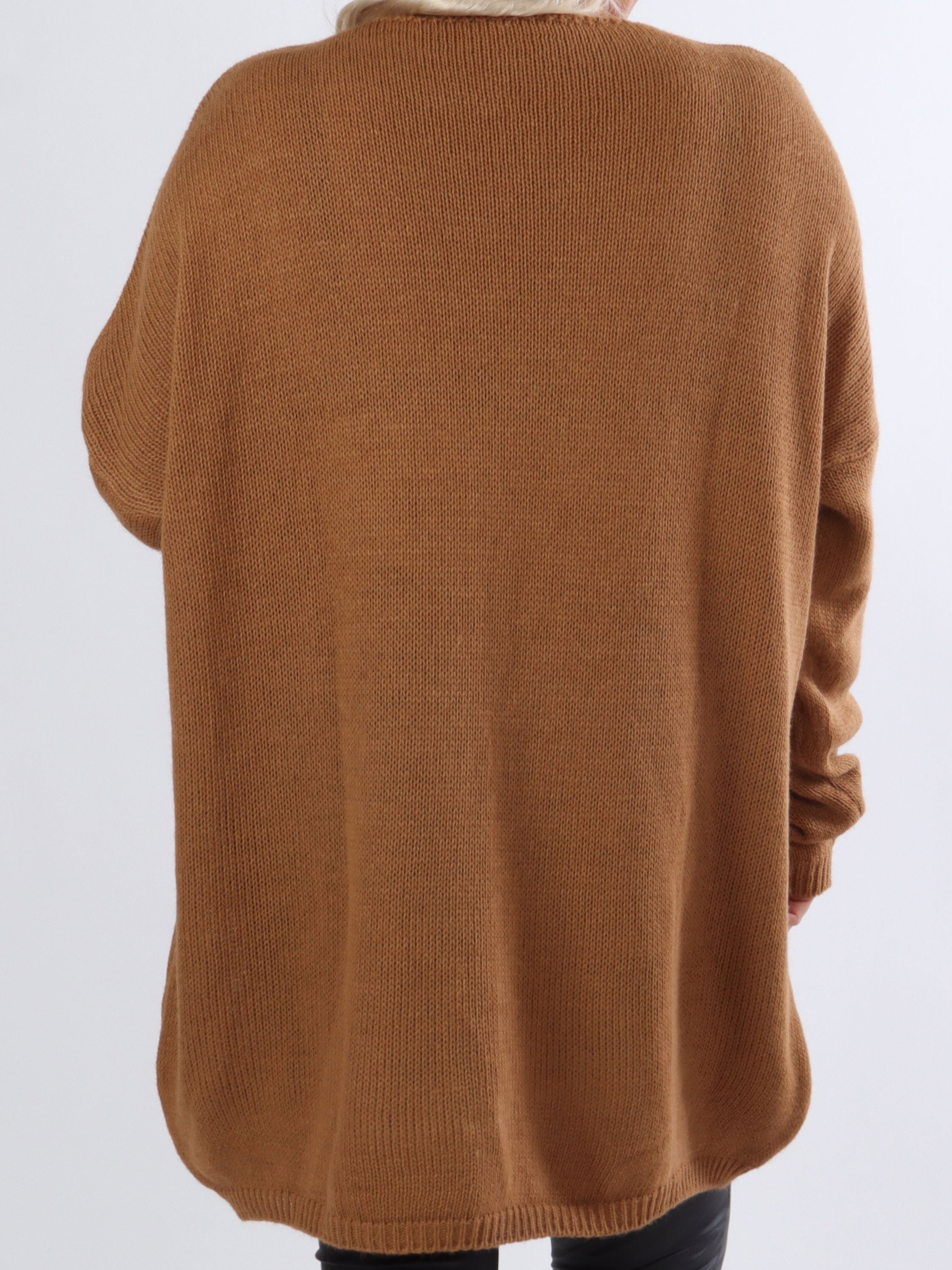 FORUDBESTILLING - Ninna - Stickad plus size blus med amour stående framtill