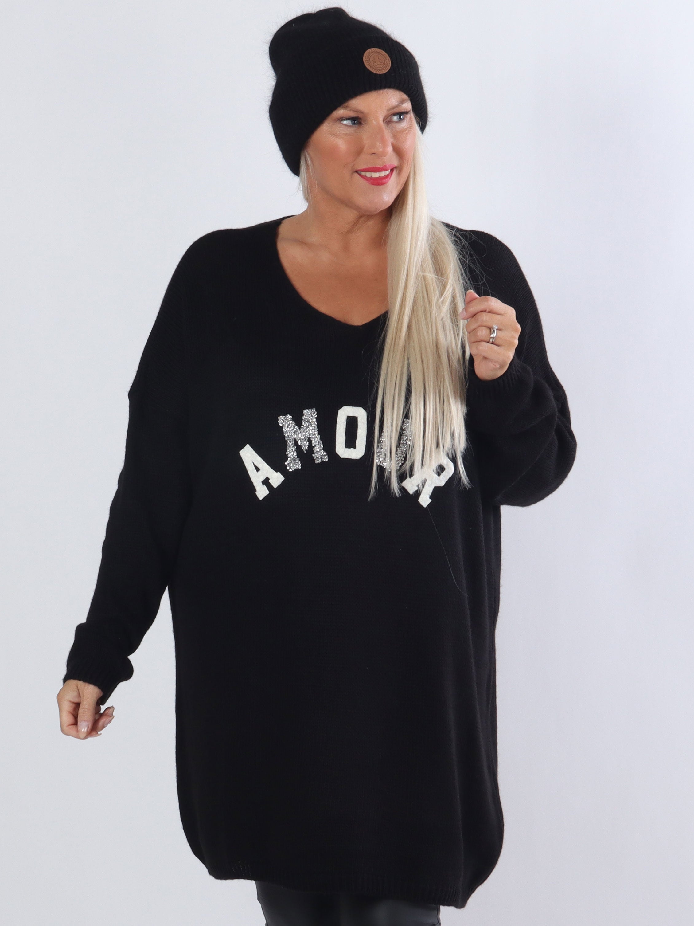 FORUDBESTILLING - Ninna - Stickad plus size blus med amour stående framtill