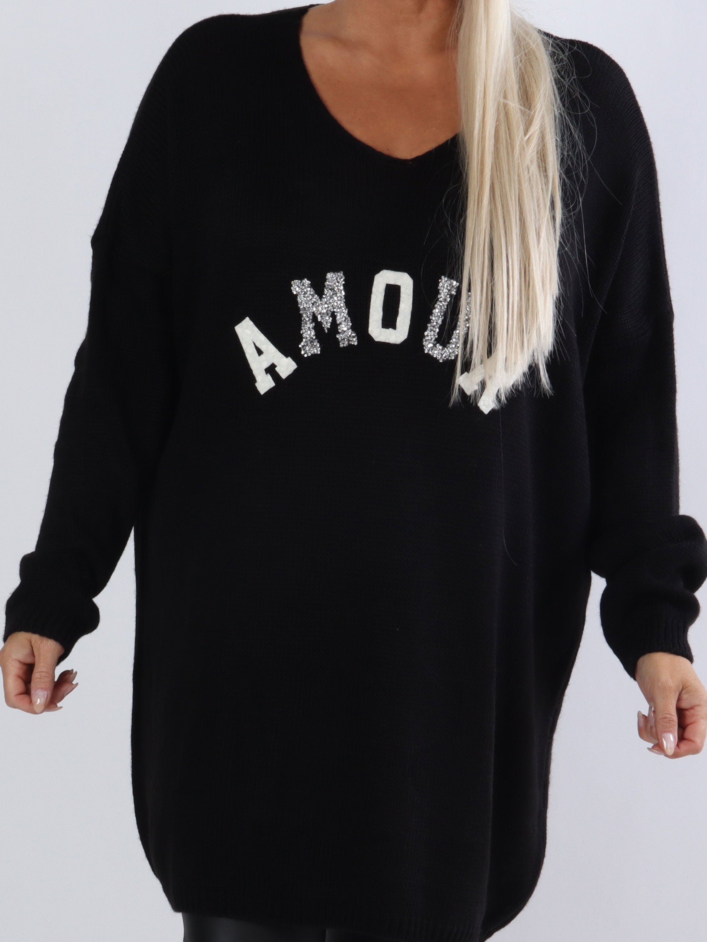 FORUDBESTILLING - Ninna - Stickad plus size blus med amour stående framtill