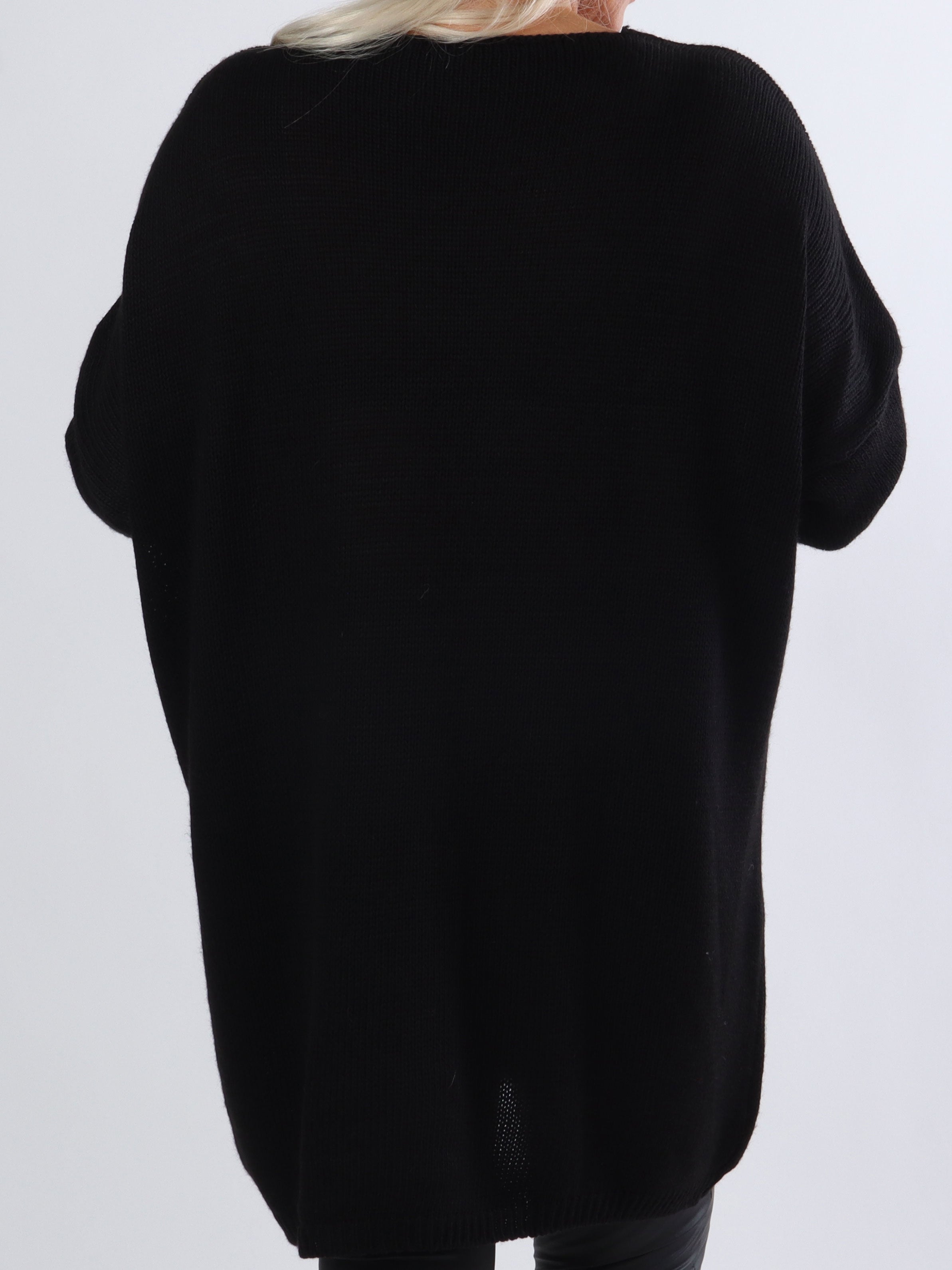 FORUDBESTILLING - Ninna - Stickad plus size blus med amour stående framtill