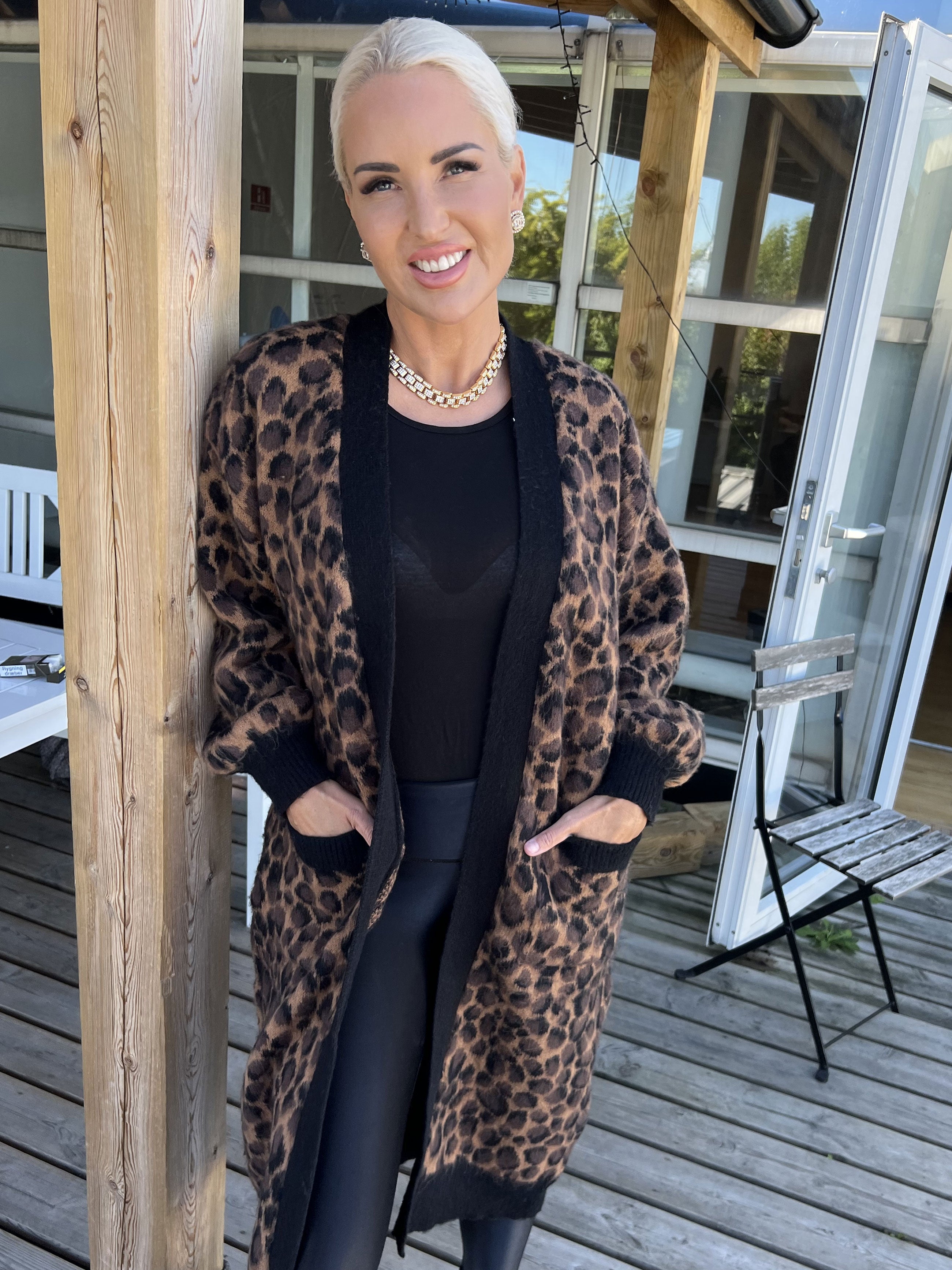 Violetta - Kamelfärgad stickad kofta i leopardmönster