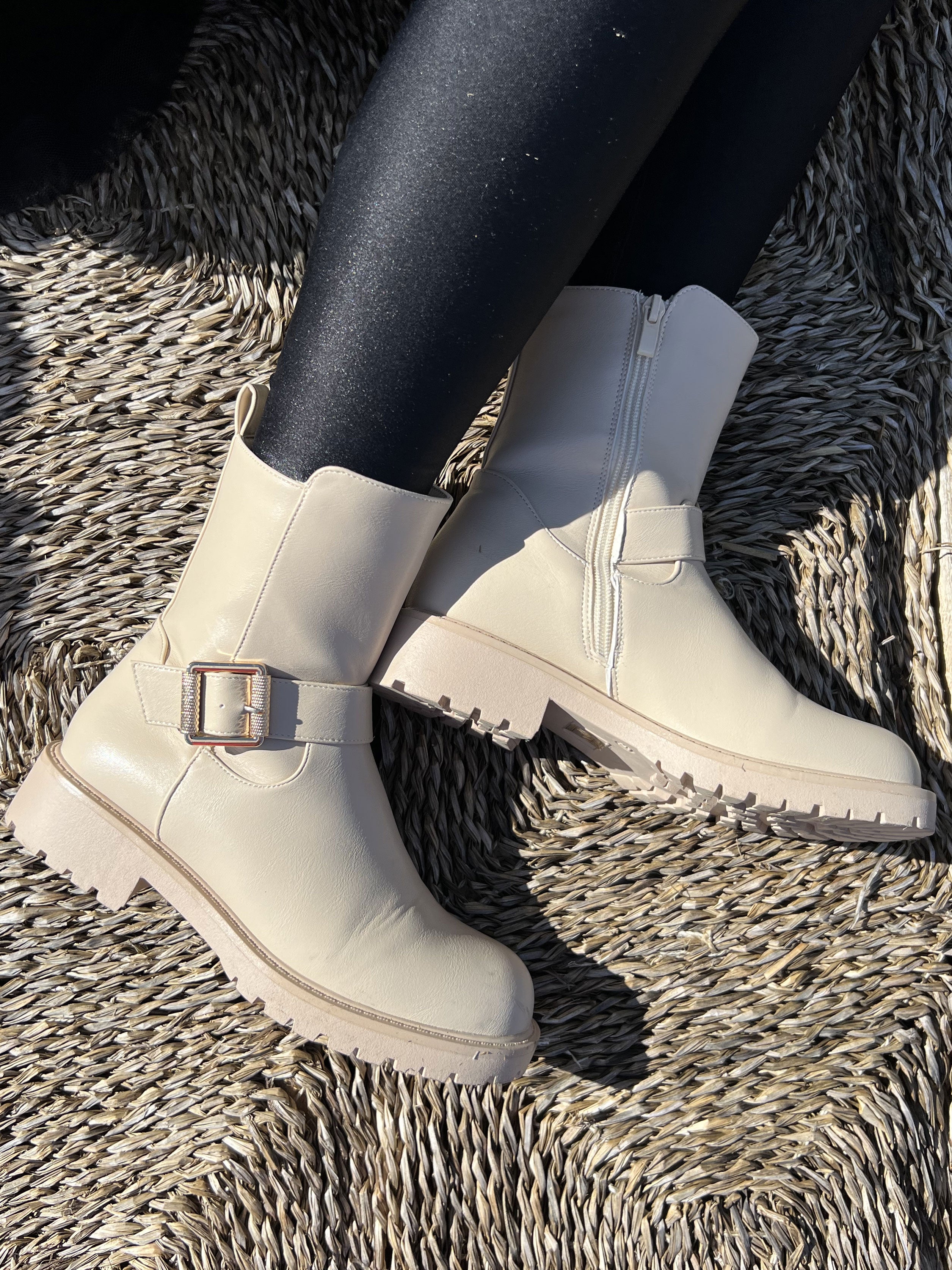 Lea - Coola stövlar med guldspänne