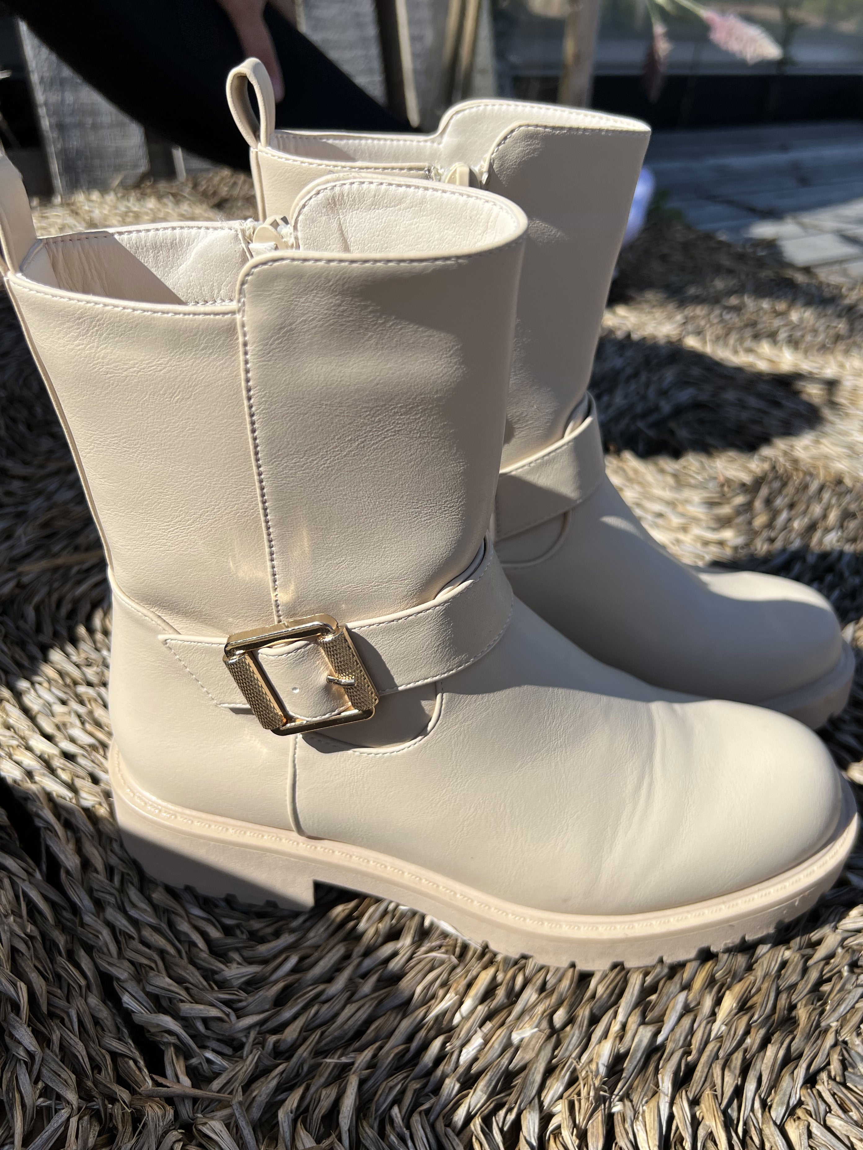 Lea - Coola stövlar med guldspänne