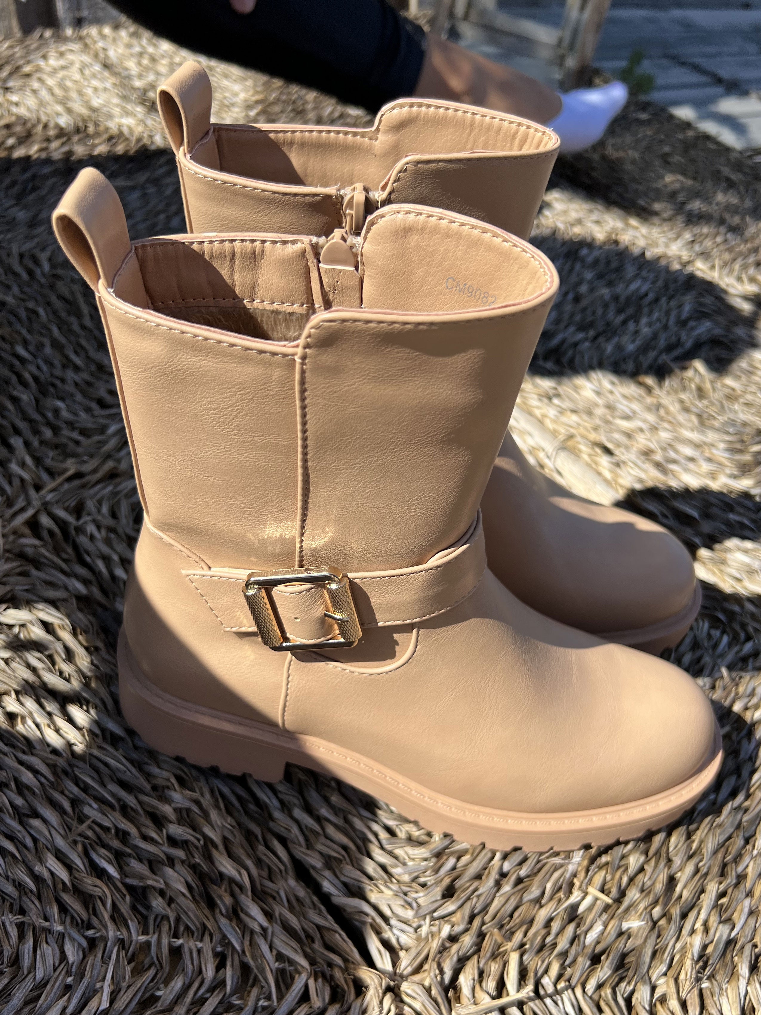 Lea - Coola stövlar med guldspänne