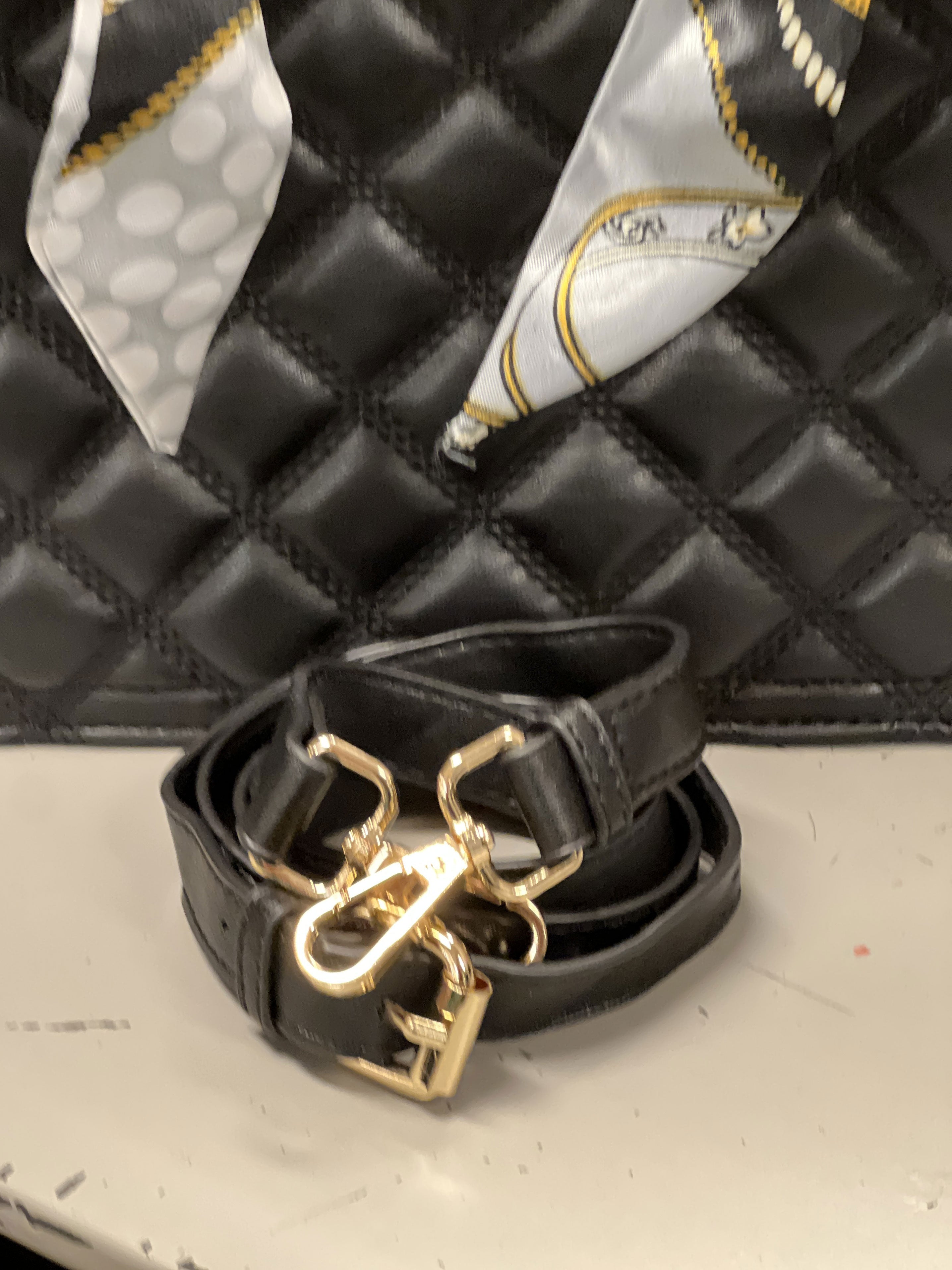 Irena - Djärv quiltad väska med halsduk