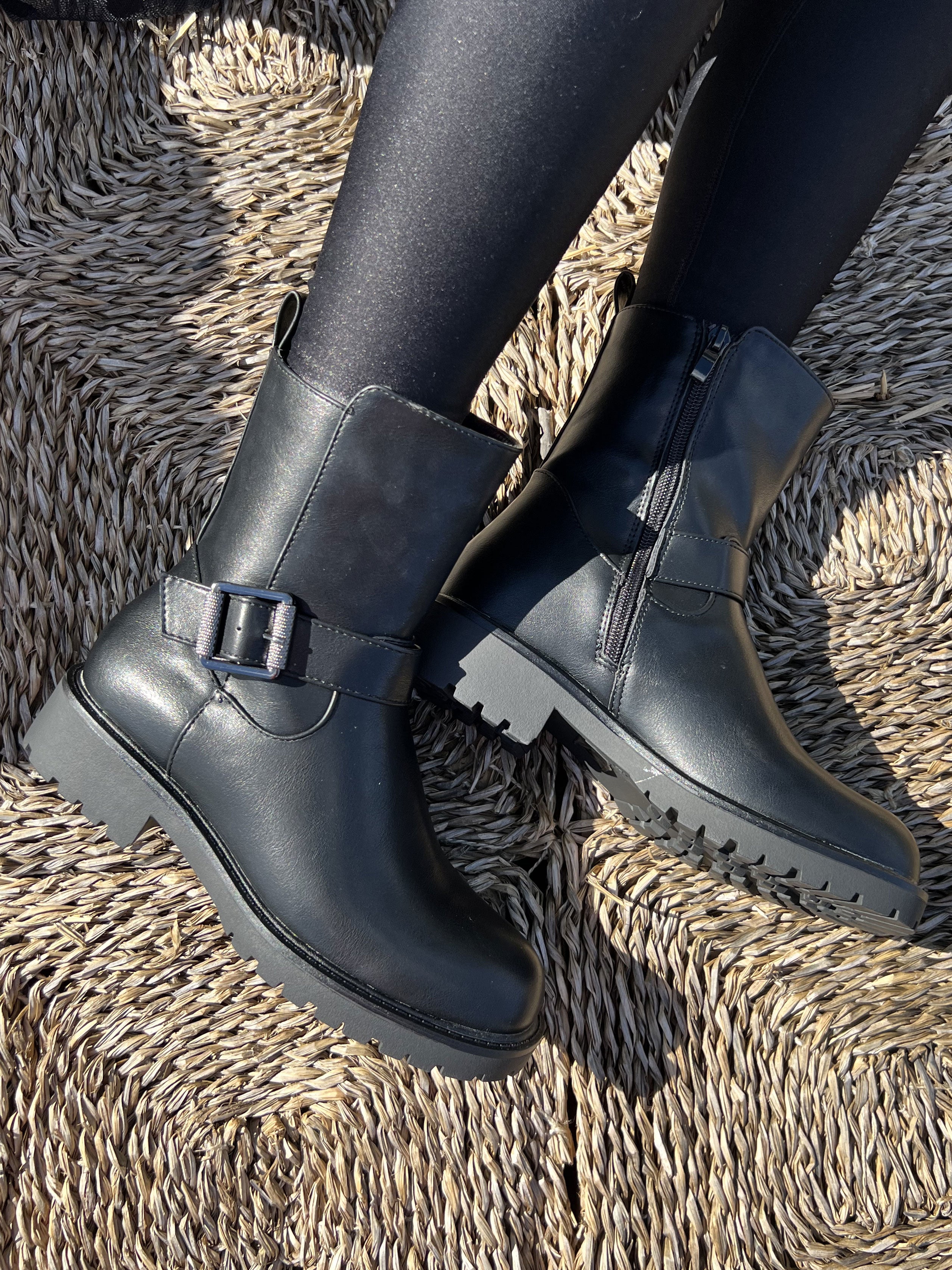 Lea - Coola stövlar med guldspänne