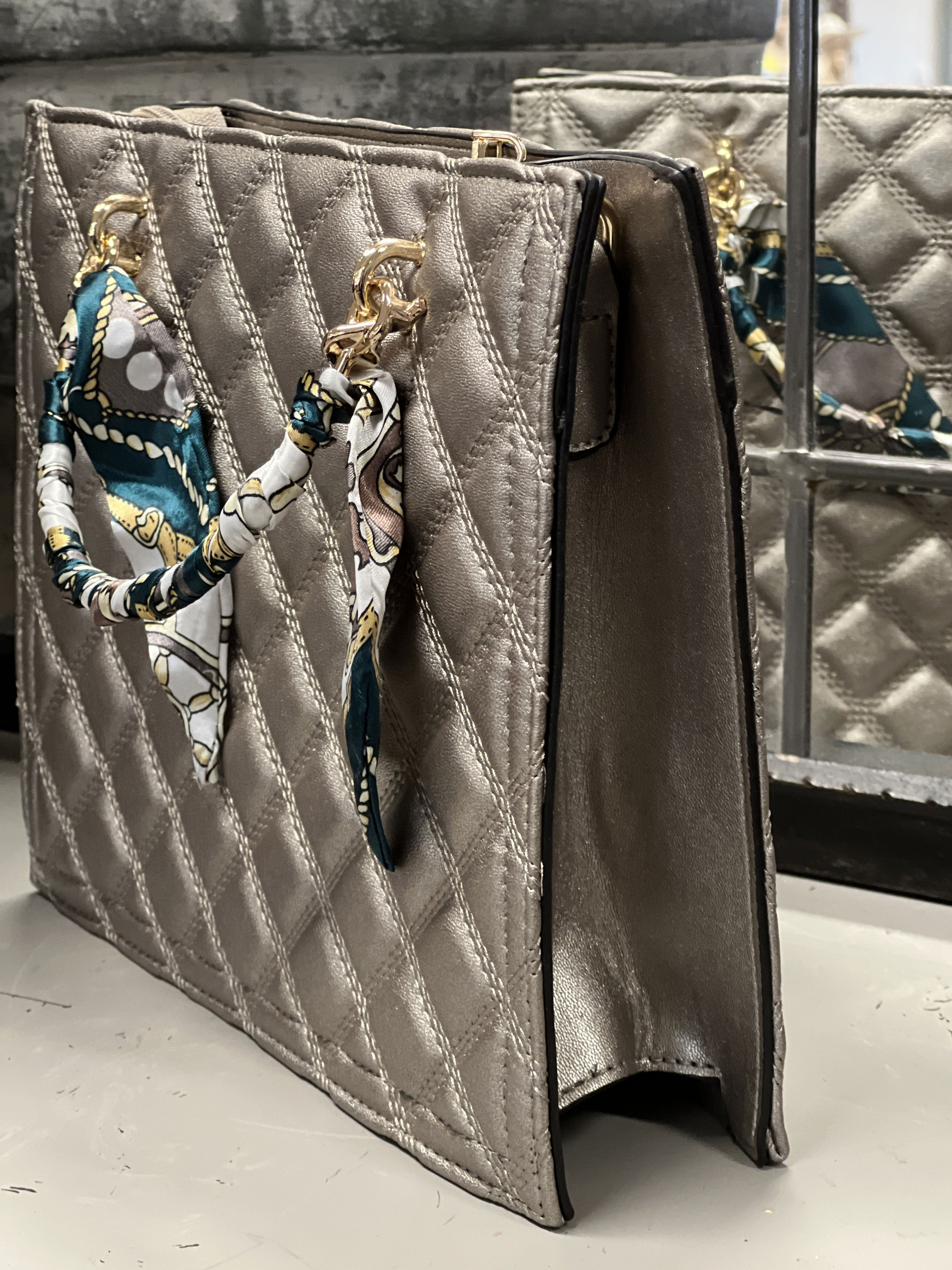 Irena - Djärv quiltad väska med halsduk