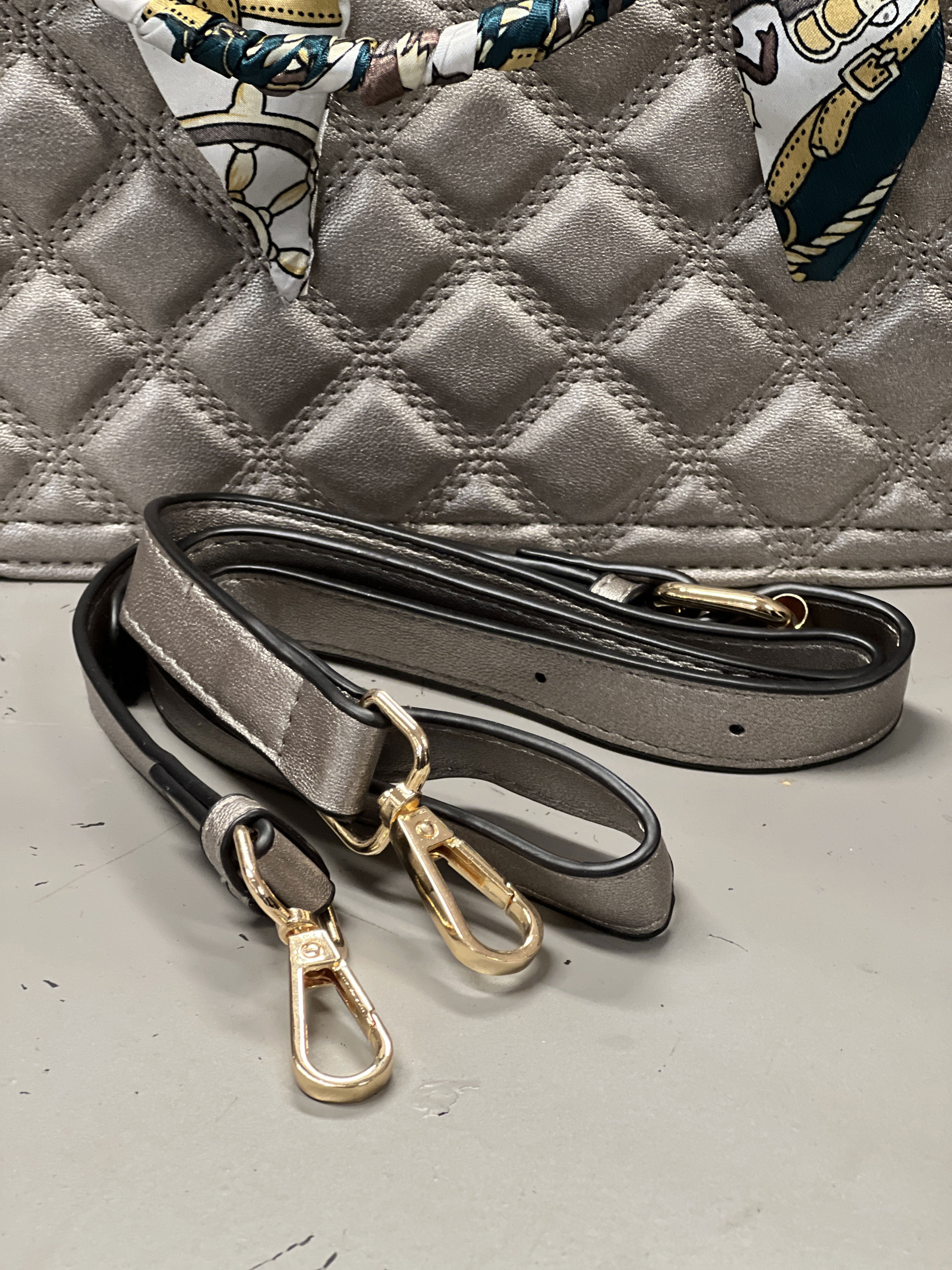 Irena - Djärv quiltad väska med halsduk