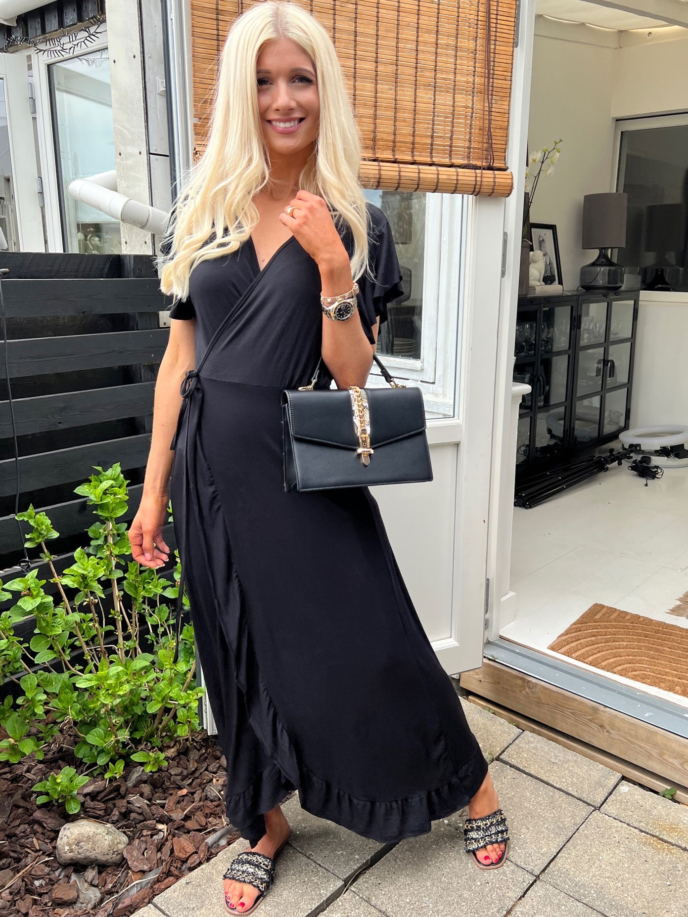 Luna - Armygrøn lang slå-om kjole med flæseærmer