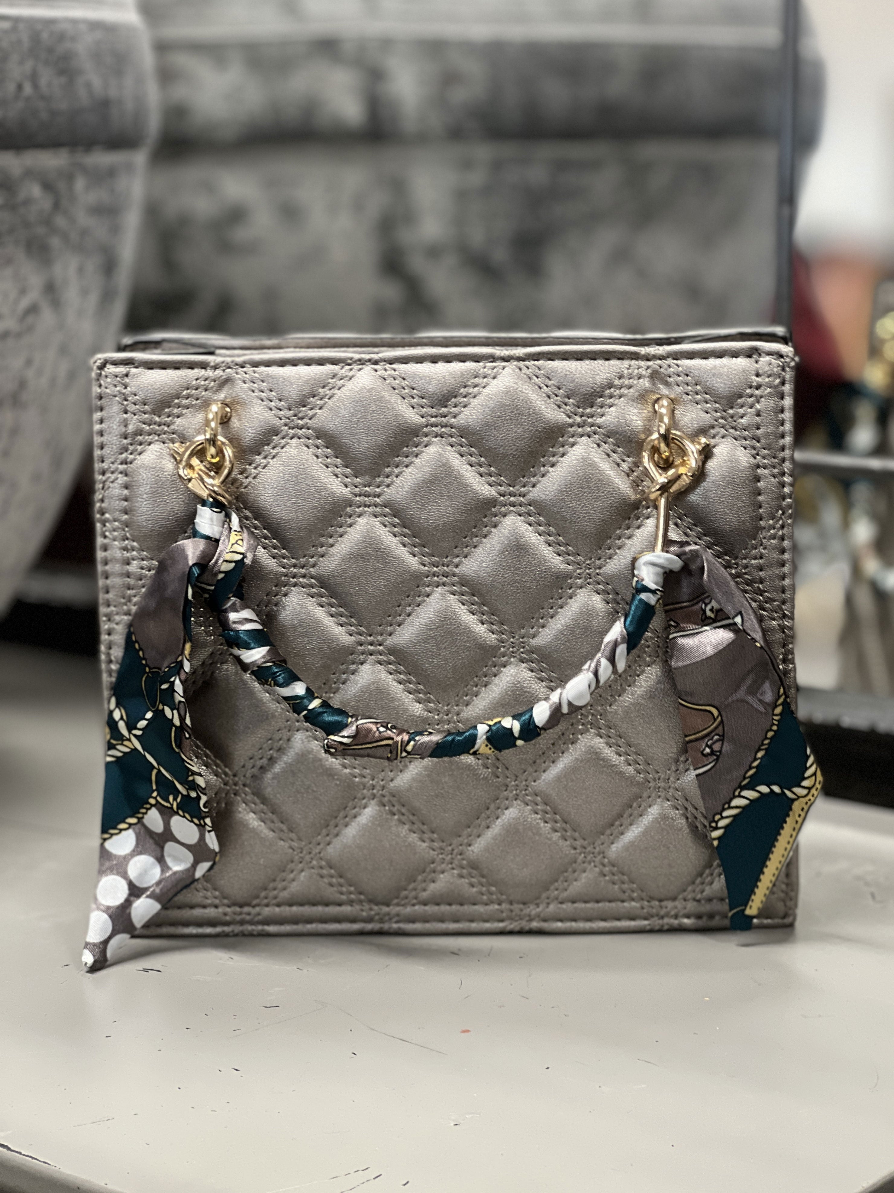 Irena - Liten quiltad väska med halsduk