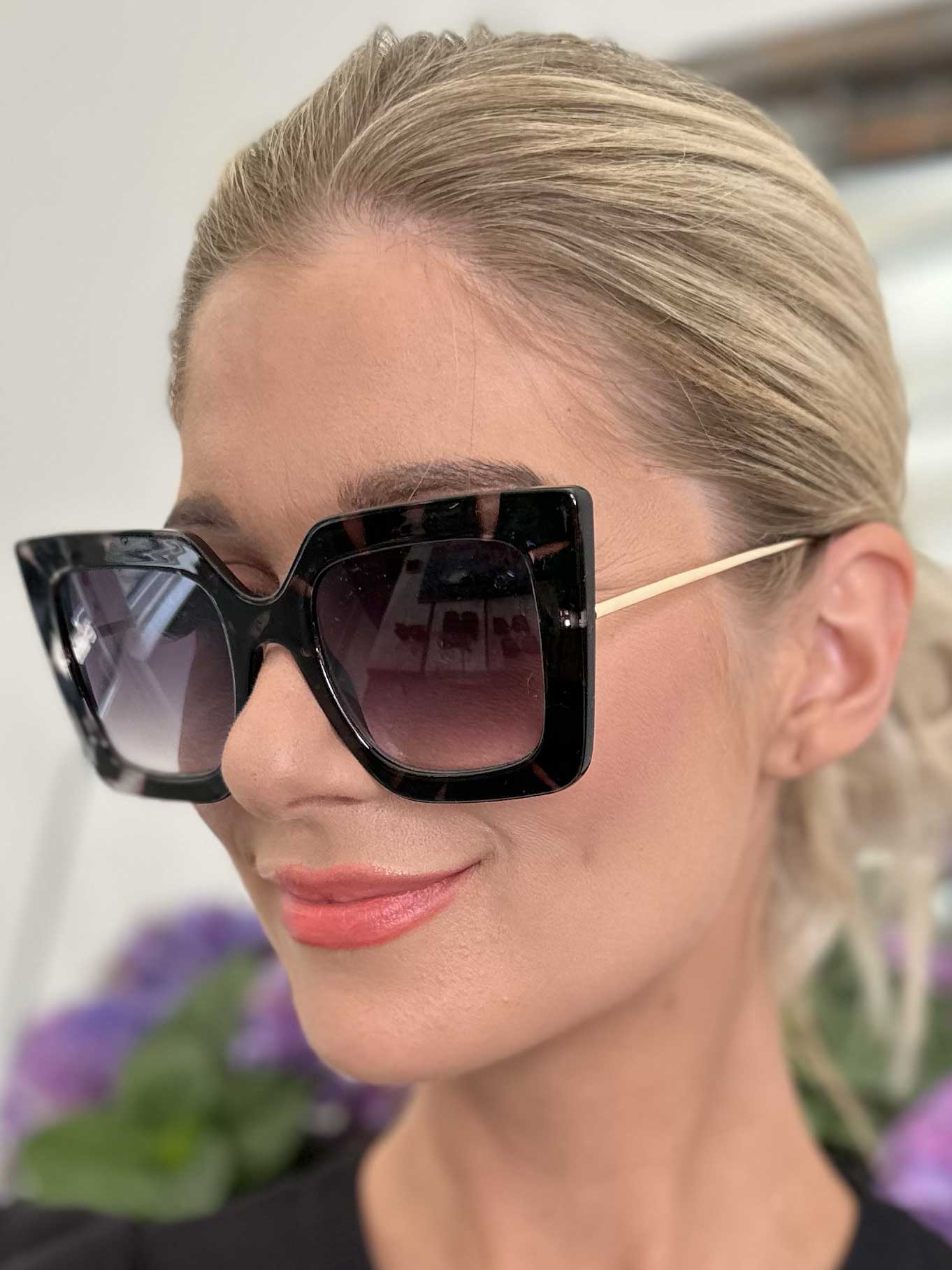 India Animal - Svarta solglasögon med guldbågar