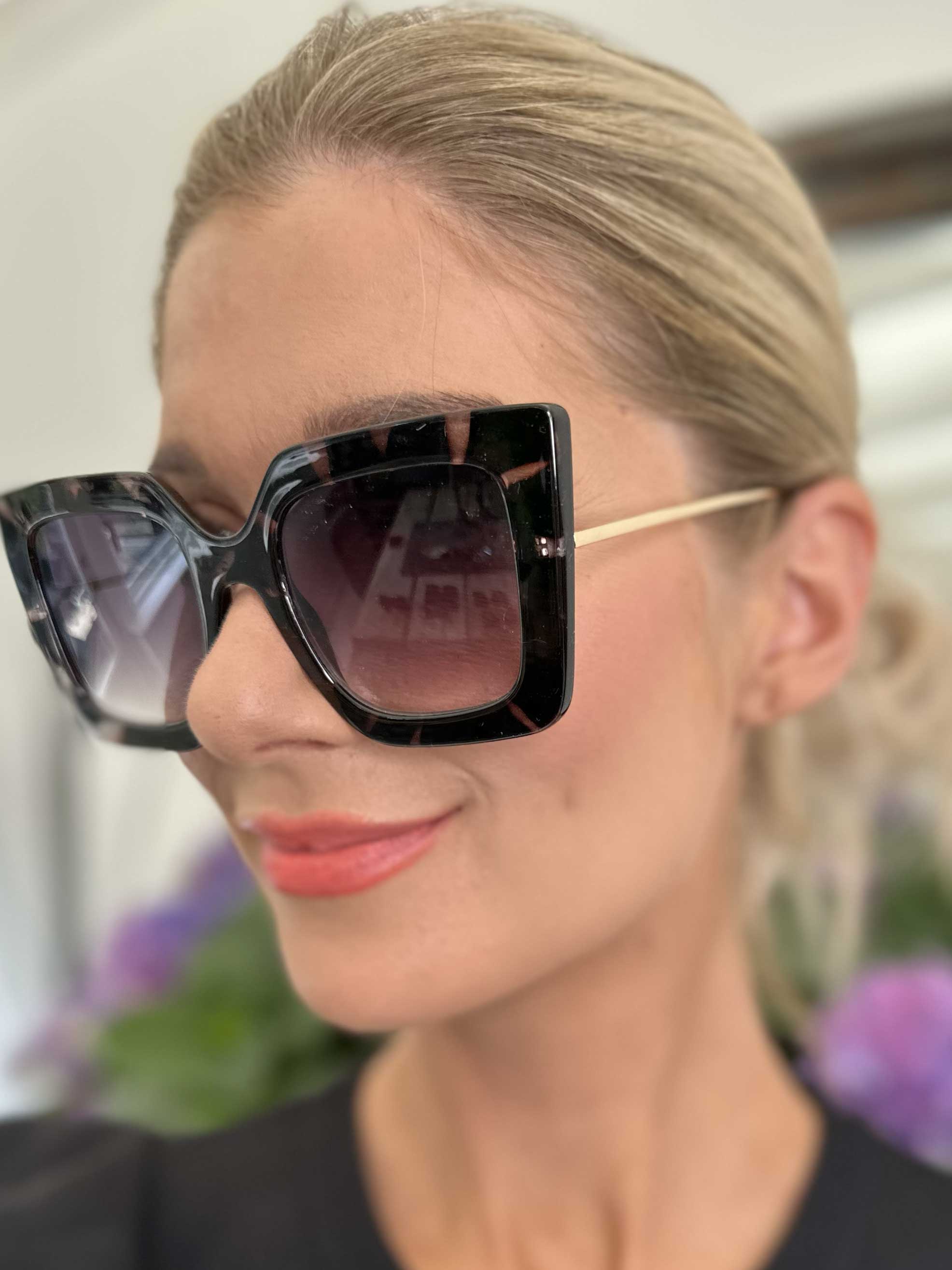 India Animal - Svarta solglasögon med guldbågar