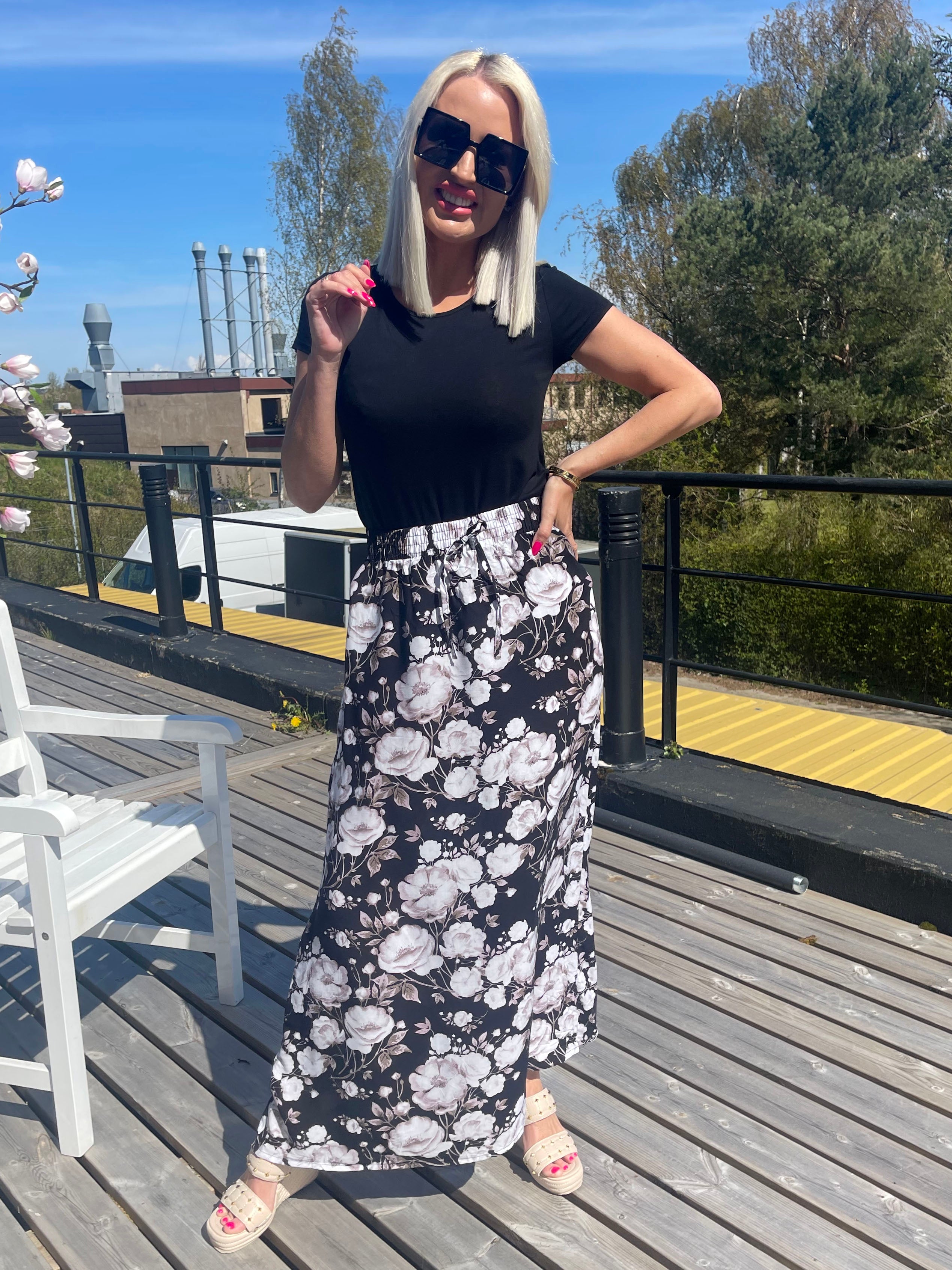 Kamilla - Lång kjol med blommor