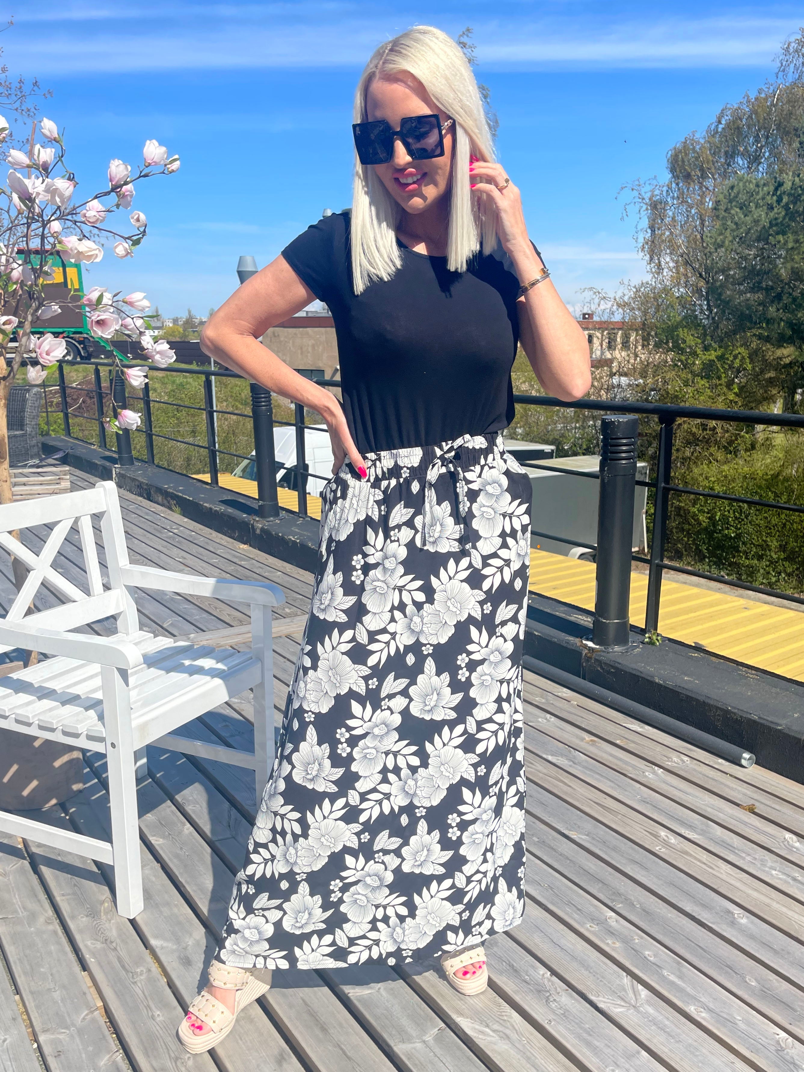 Kamilla - Lång kjol med blommor