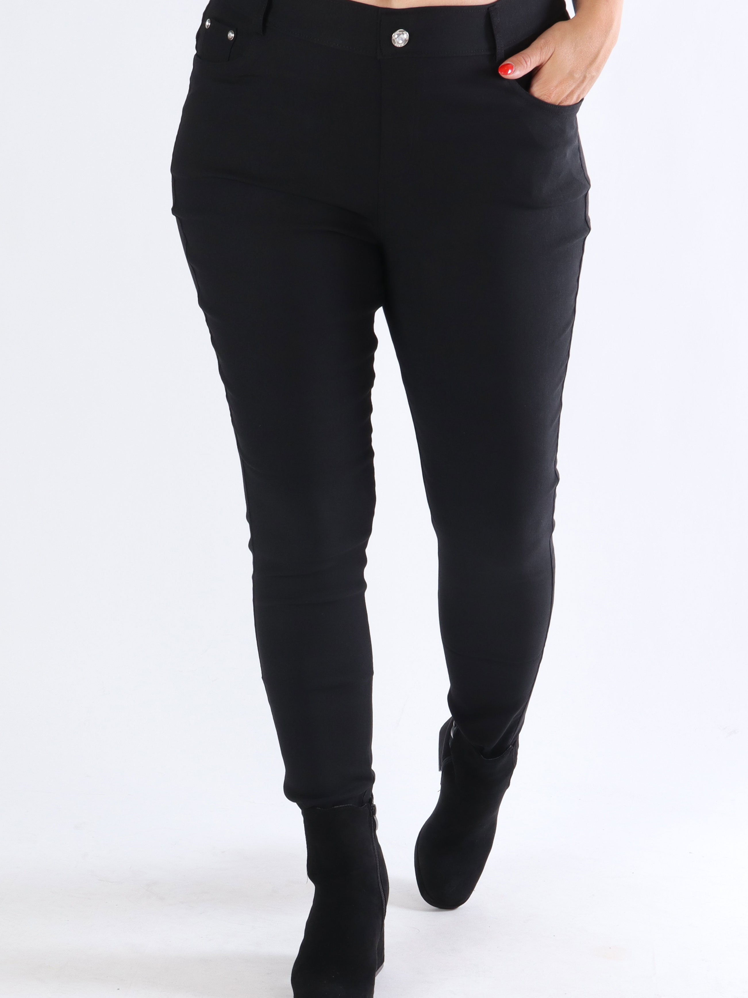 Sonia - Svarta plus size byxor med mycket stretch i