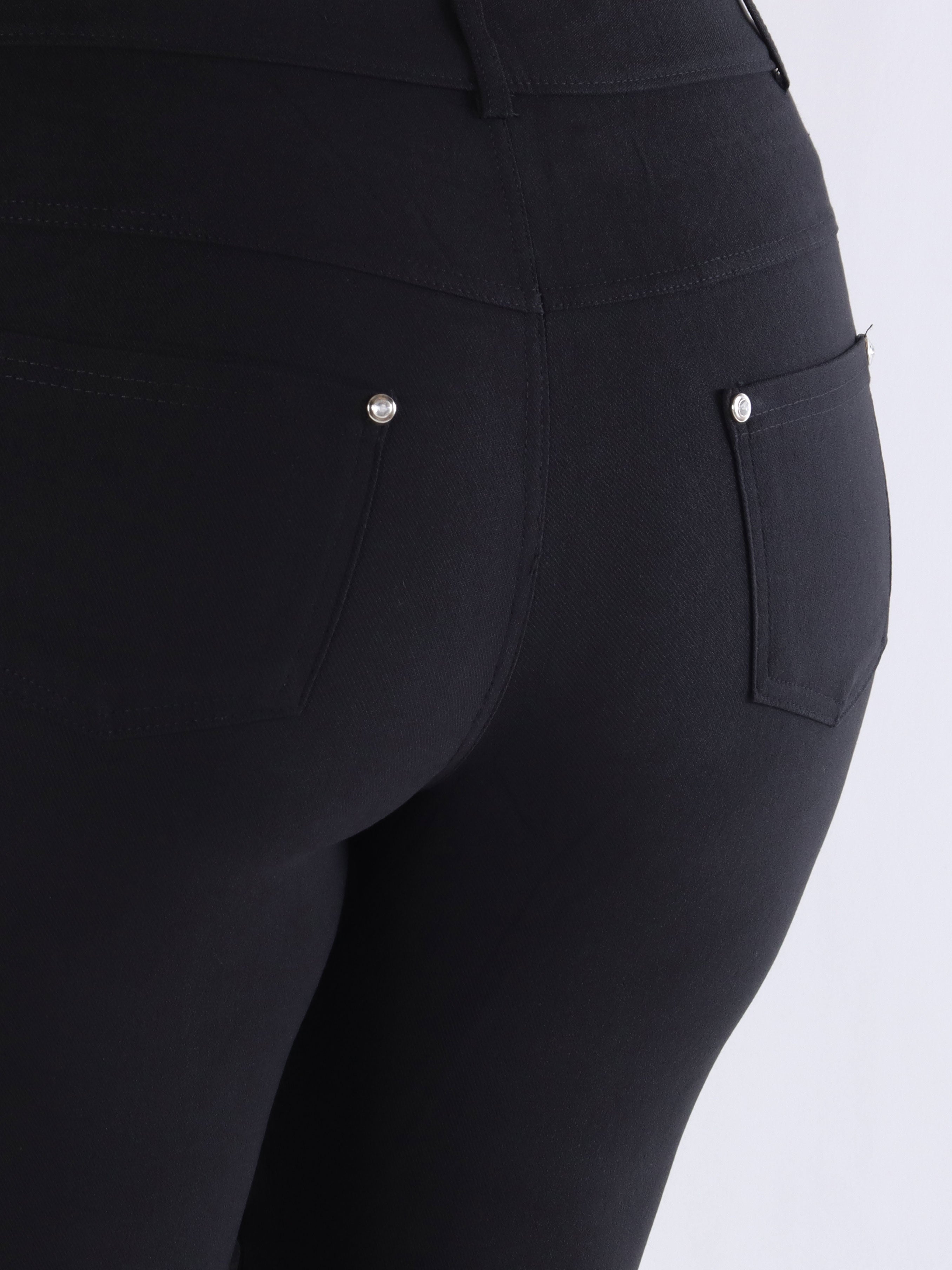 Sonia - Svarta plus size byxor med mycket stretch i