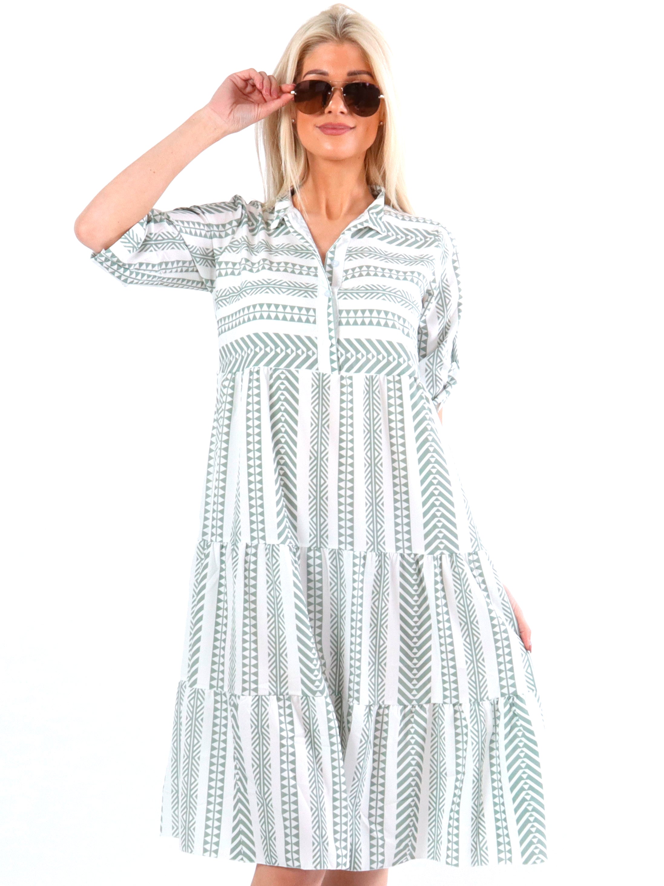 Marcelina - Vit klänning med mönster och lager på lager-look