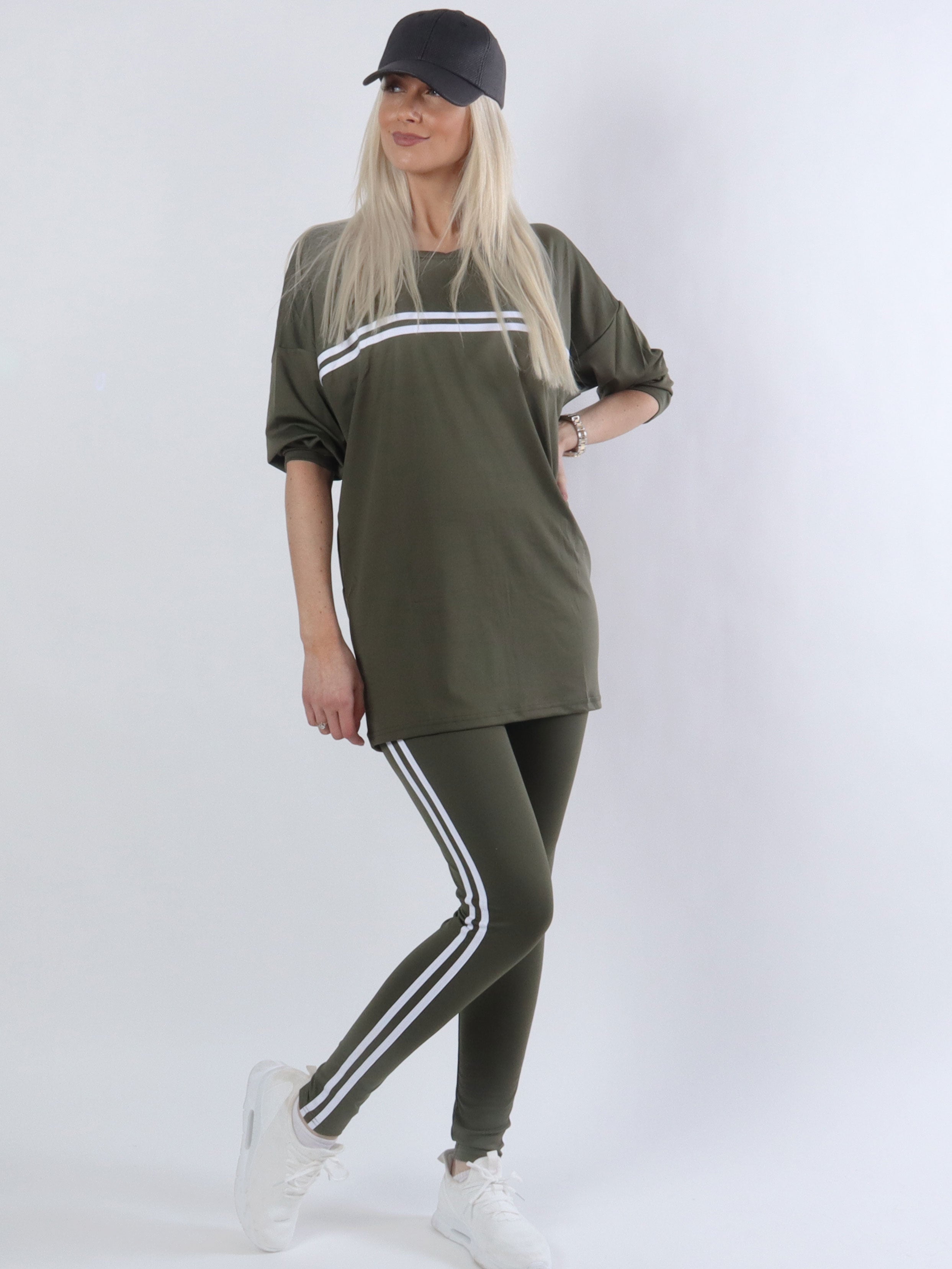 Hilma - Armégrön joggingdräkt i elastiskt tyg med vita ränder