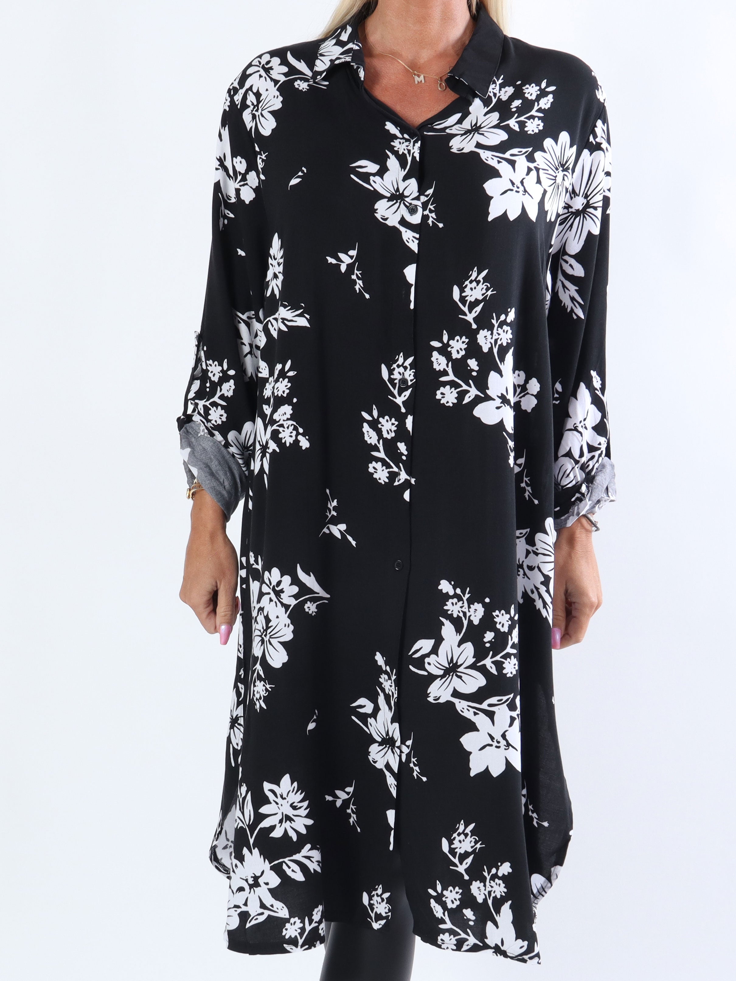 Marielle - Svart lång skjortklänning med vita blommor