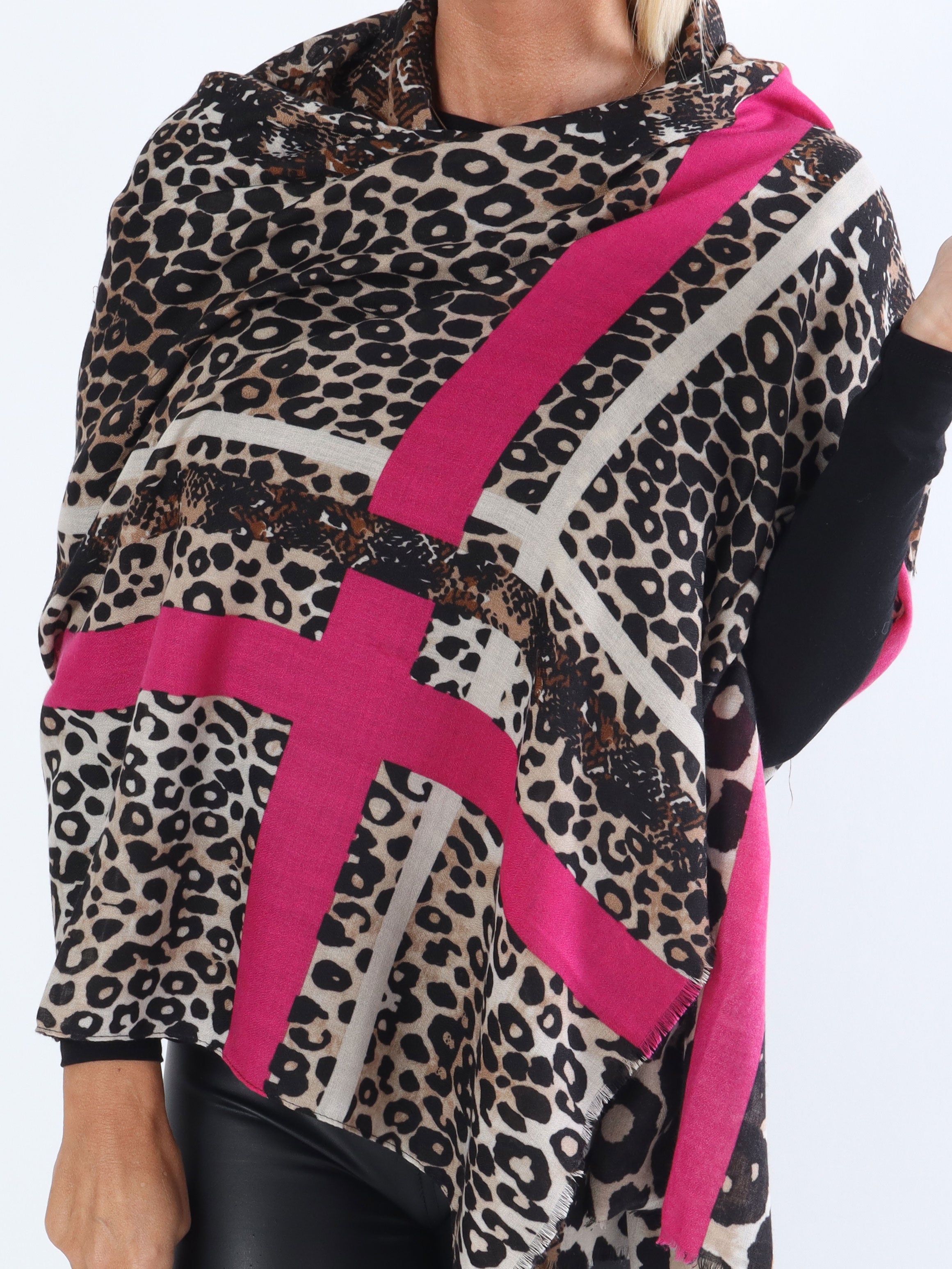 Ebba - Stor och snygg halsduk i djurmönster