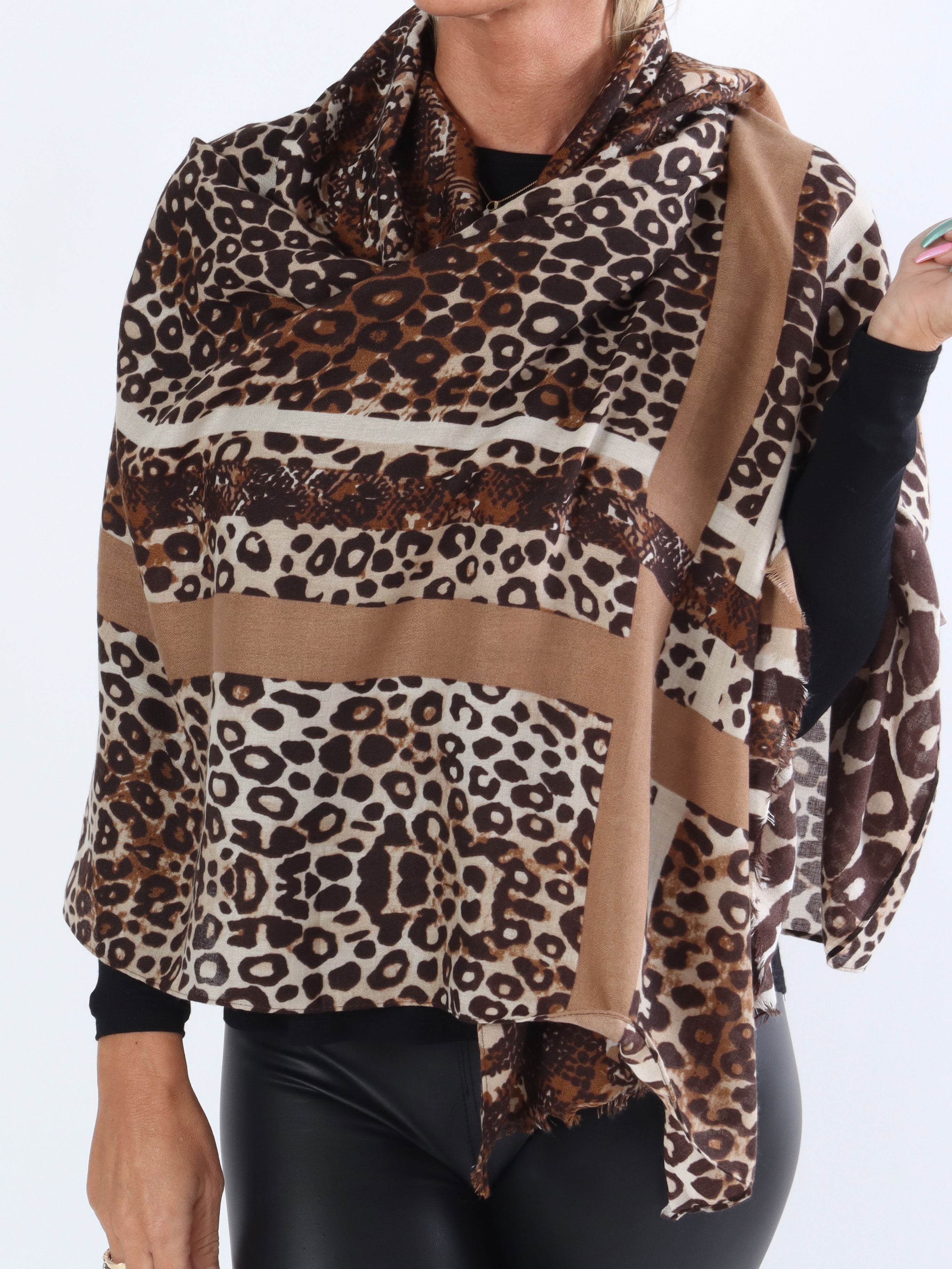 Ebba - Stor och snygg halsduk i djurmönster