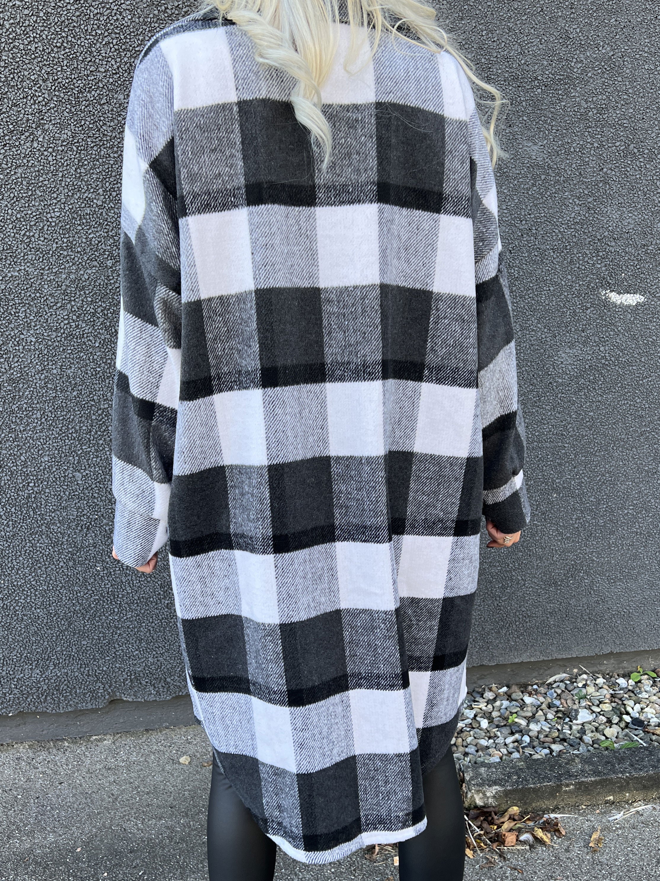 Natalia - Lång rutig jacka med knappar