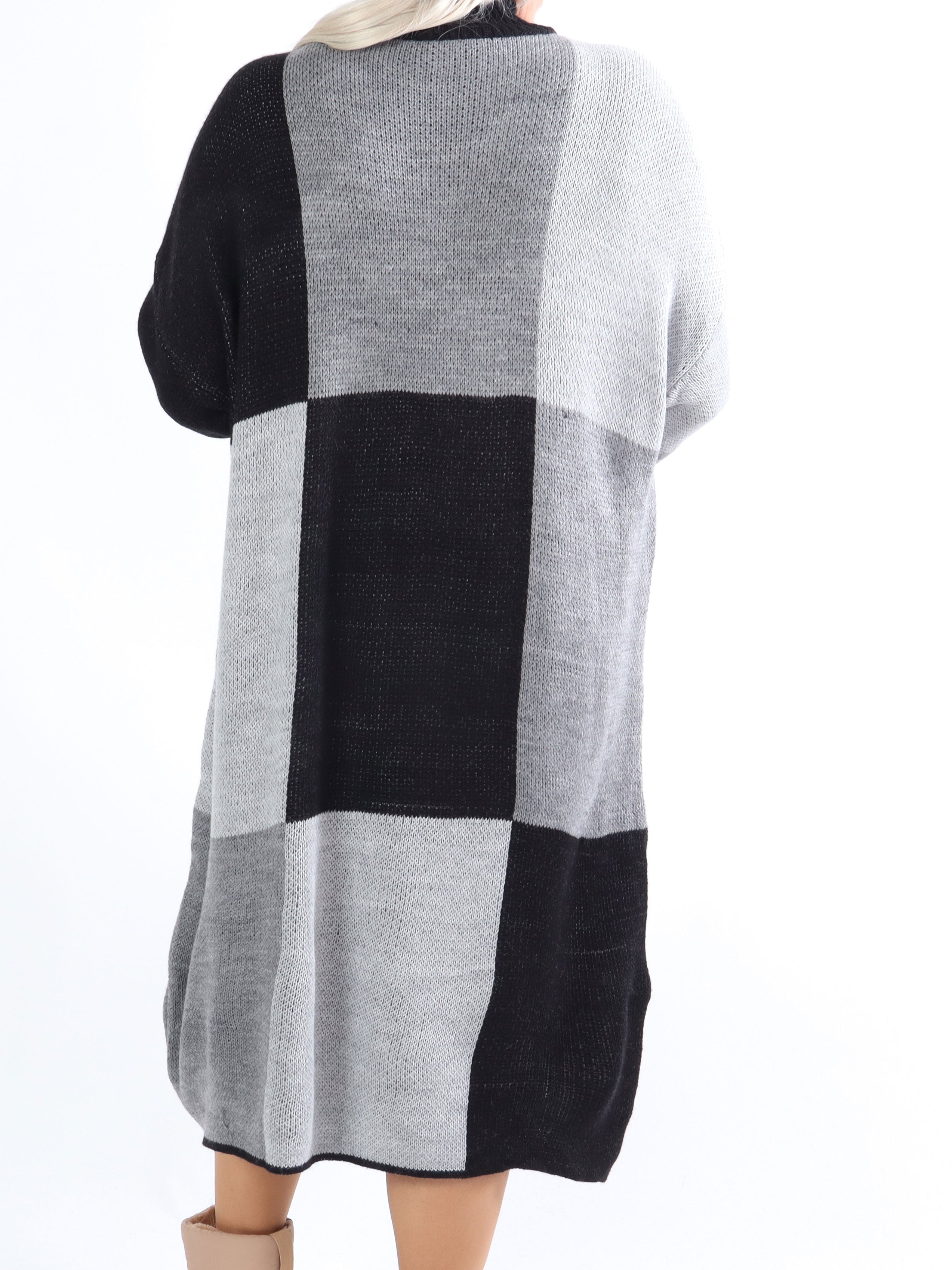 Malika - Rutig plus size stickad klänning med rullhals