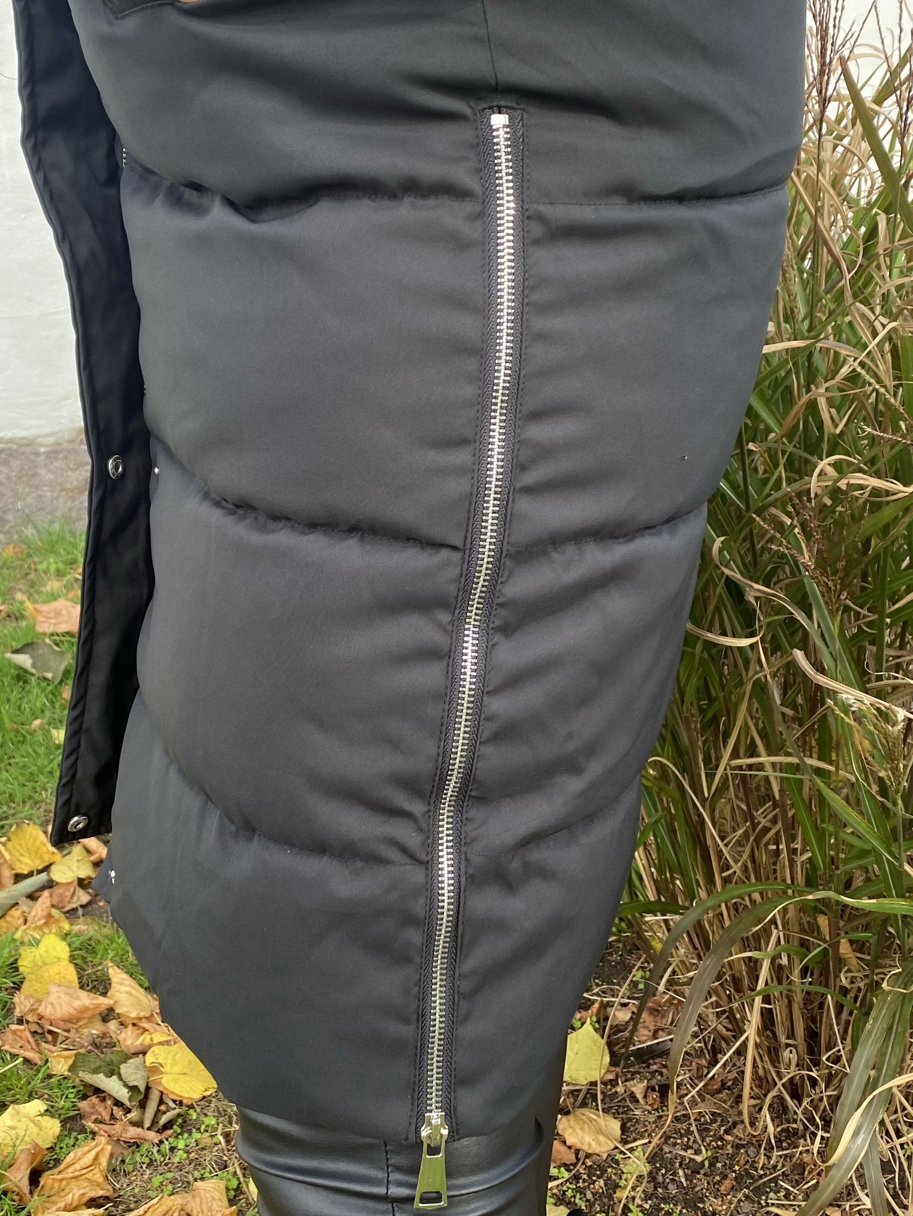 Xenia - Lång quiltad väst med huva