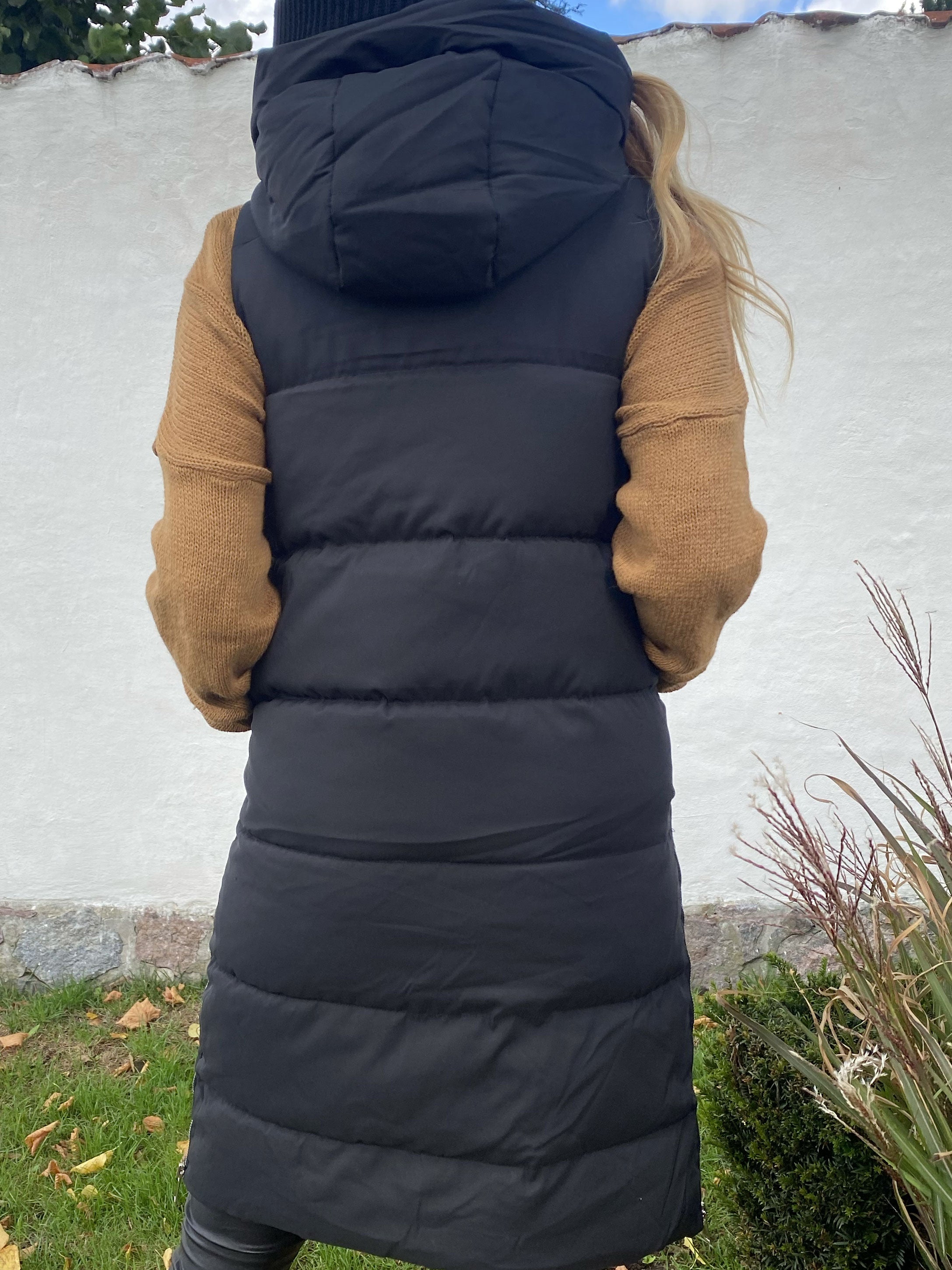 Xenia - Lång quiltad väst med huva