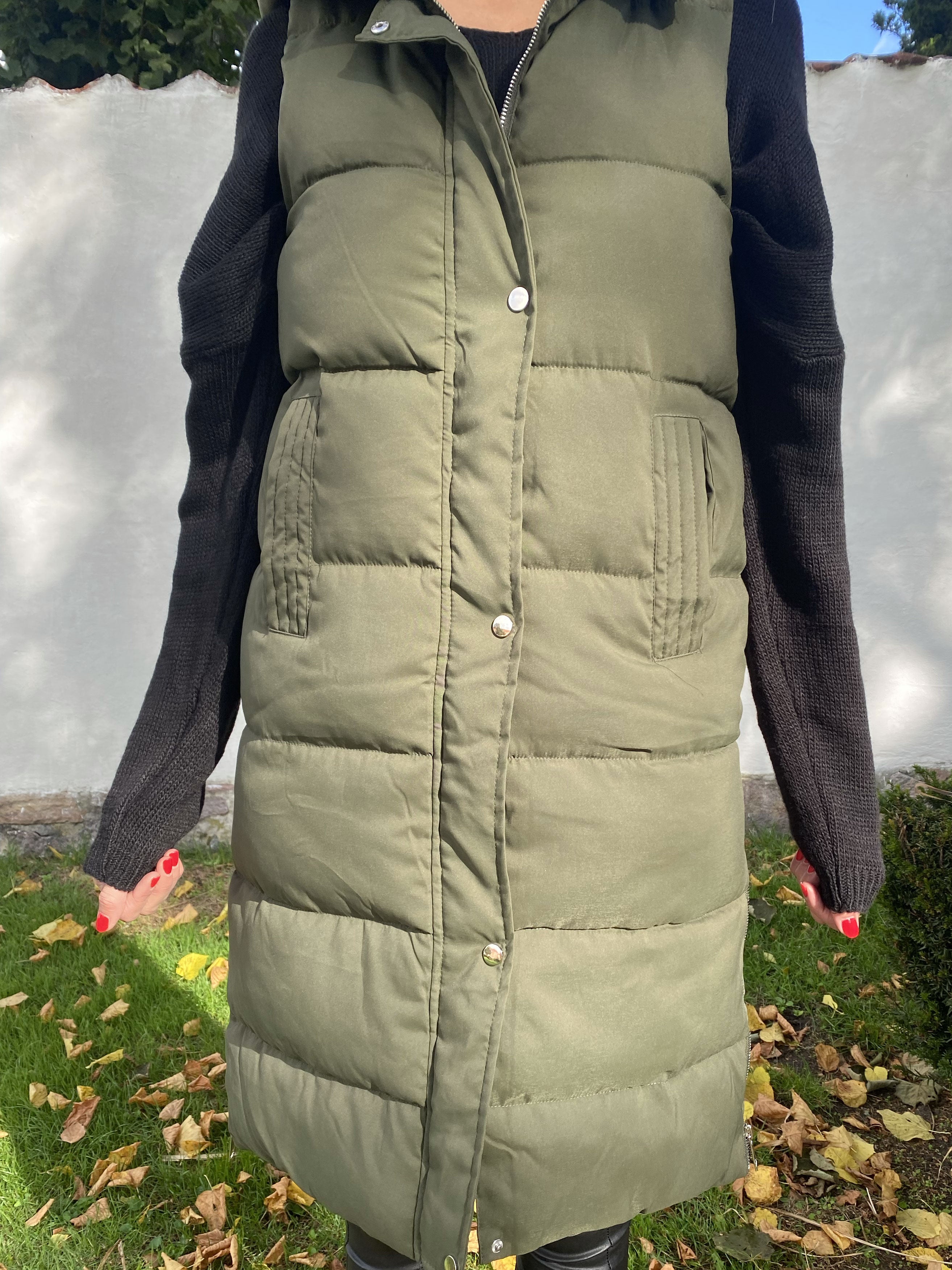 Xenia - Lång quiltad väst med huva