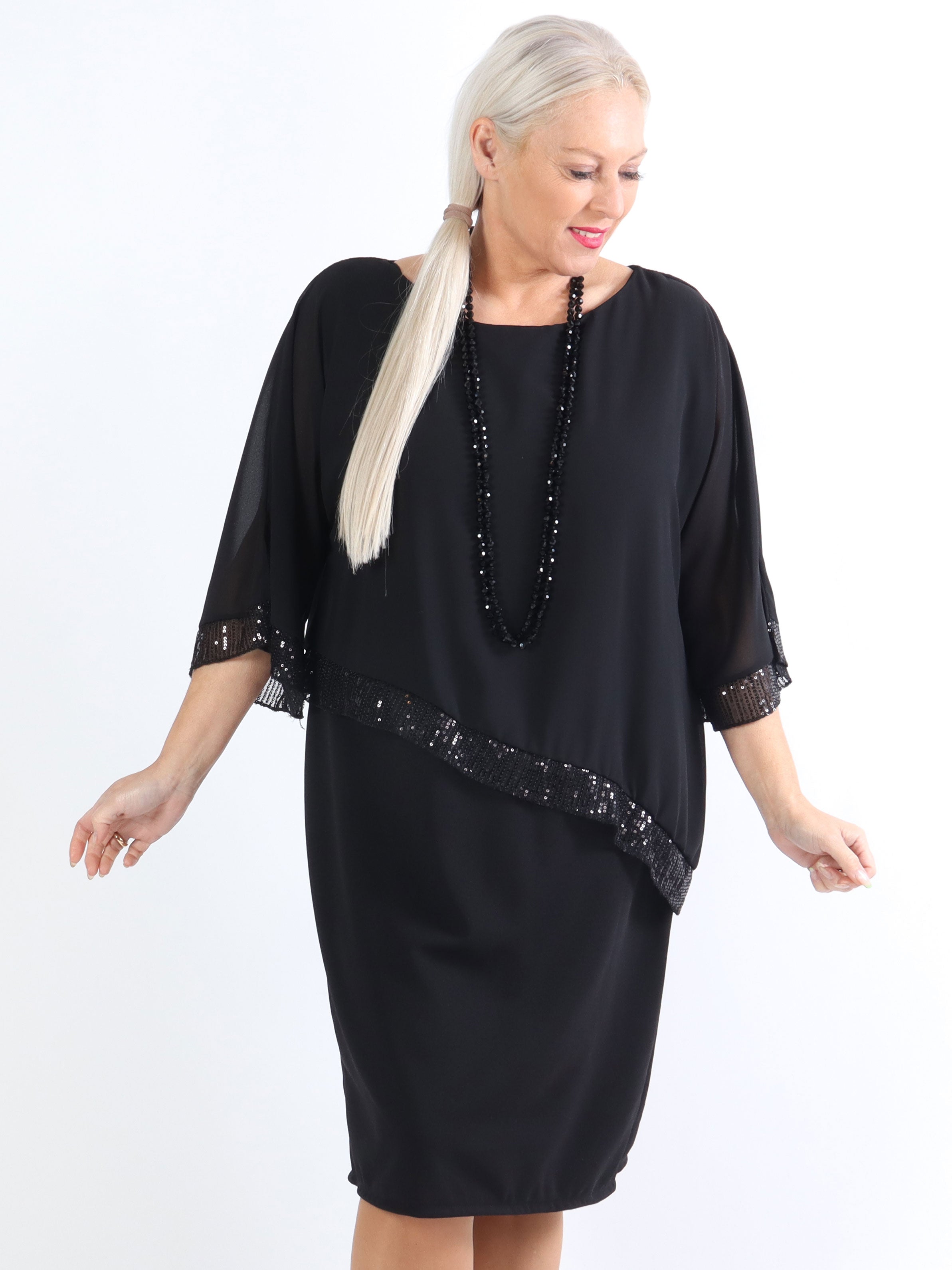 Amna - Plus size klänning i elegant look med paljettkant - Black