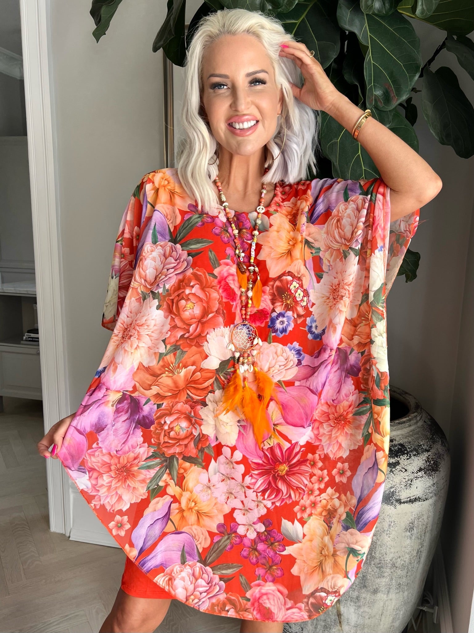 Kenya Big Flower - Tunikaklänning med chiffonglager i blommigt tryck