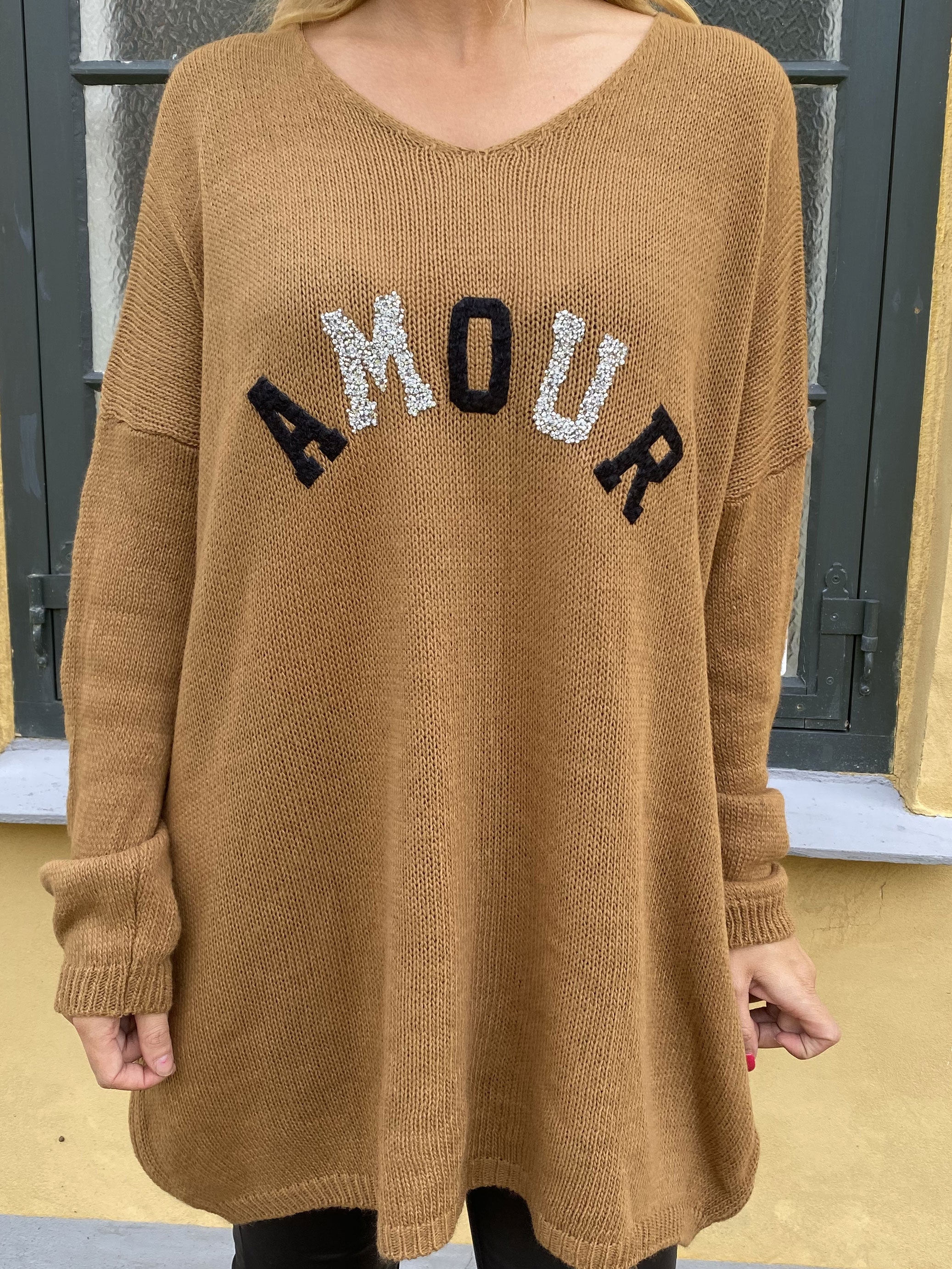 FORUDBESTILLING - Ninna - Stickad blus med amour stående framtill