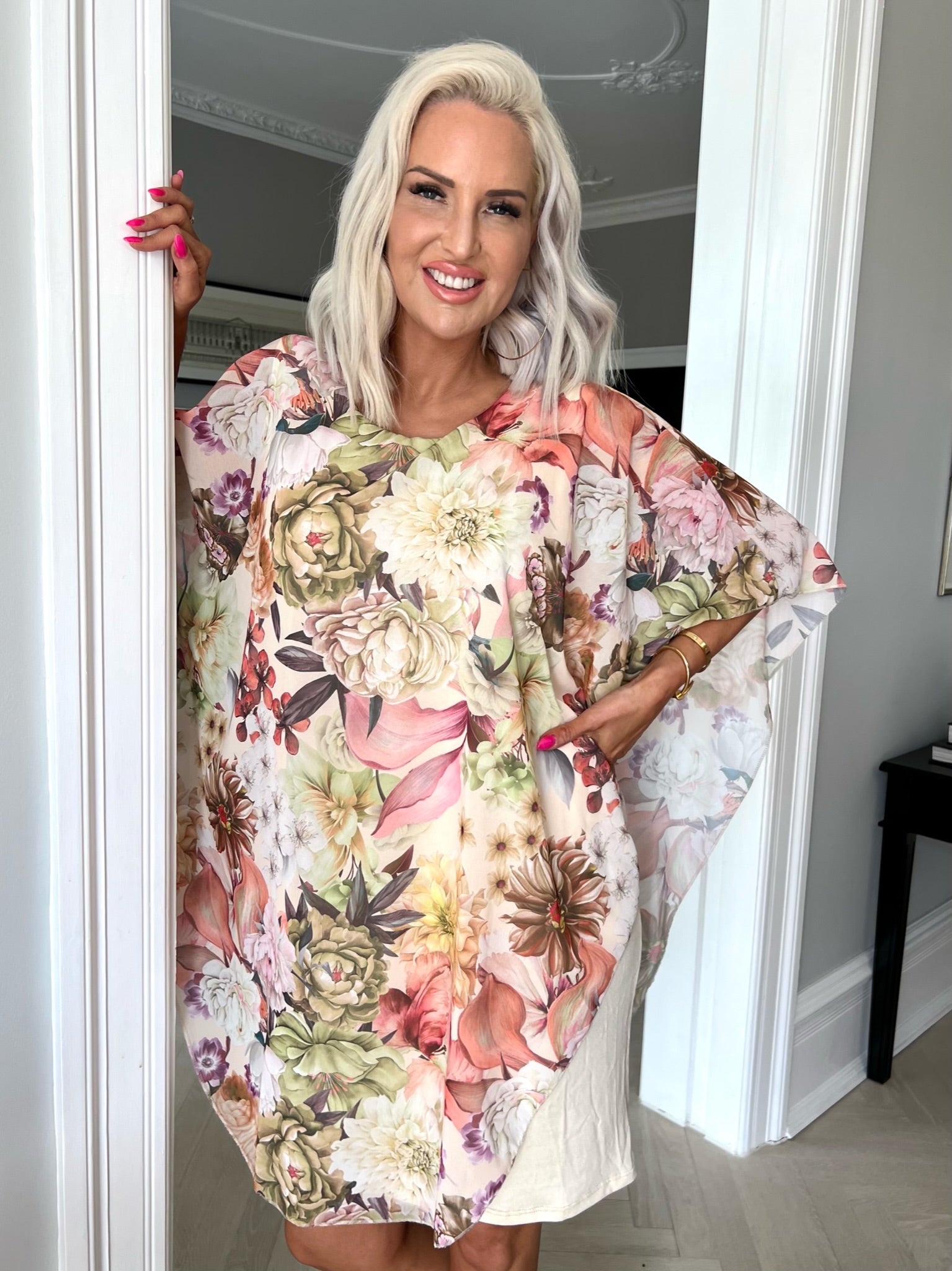 Kenya Big Flower - Tunikaklänning med chiffonglager i blommigt tryck