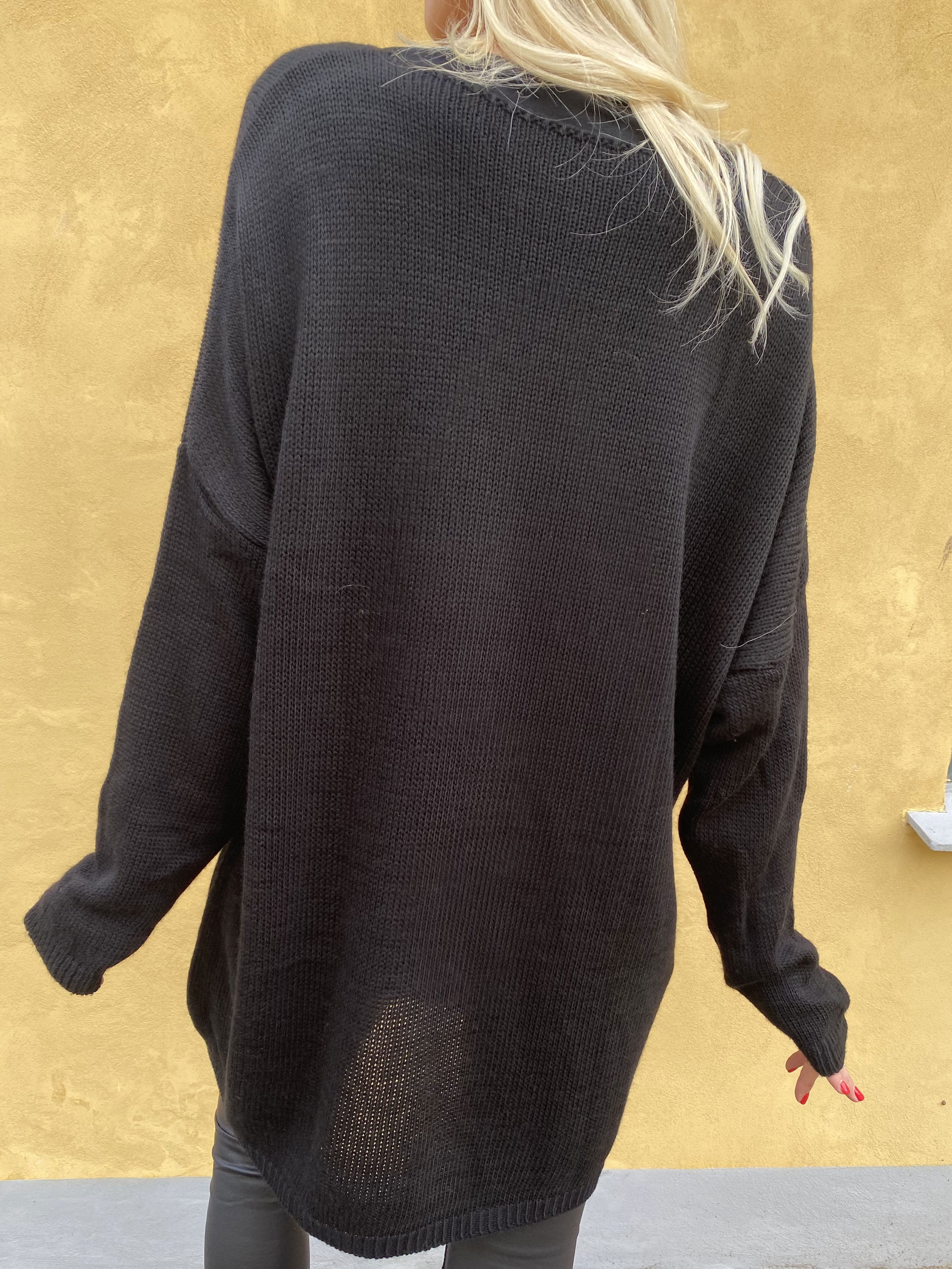 FORUDBESTILLING - Ninna - Stickad blus med amour stående framtill