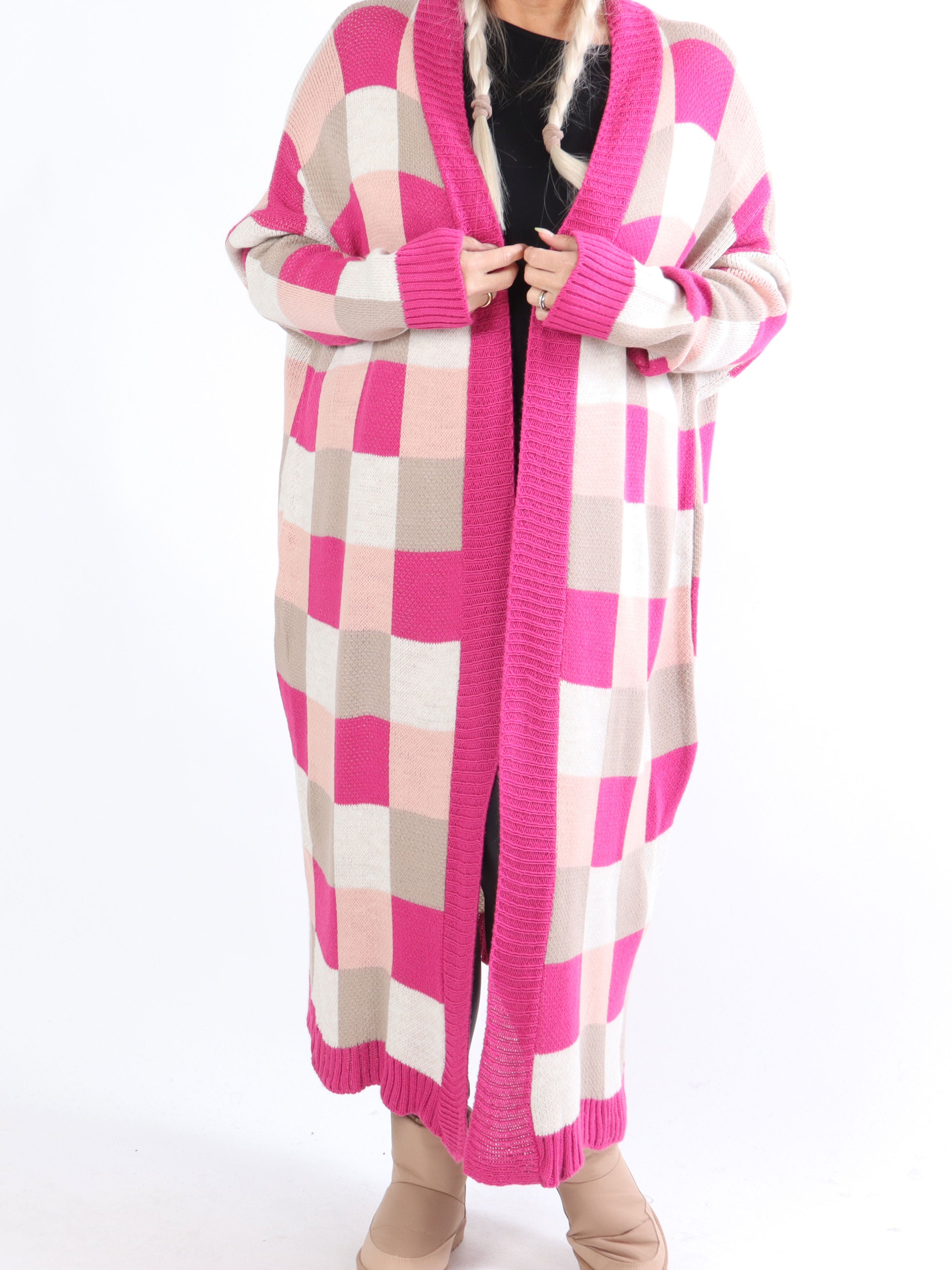 Nanami - Lång plus size stickad kofta i flerfärgad rutig färg - Brown