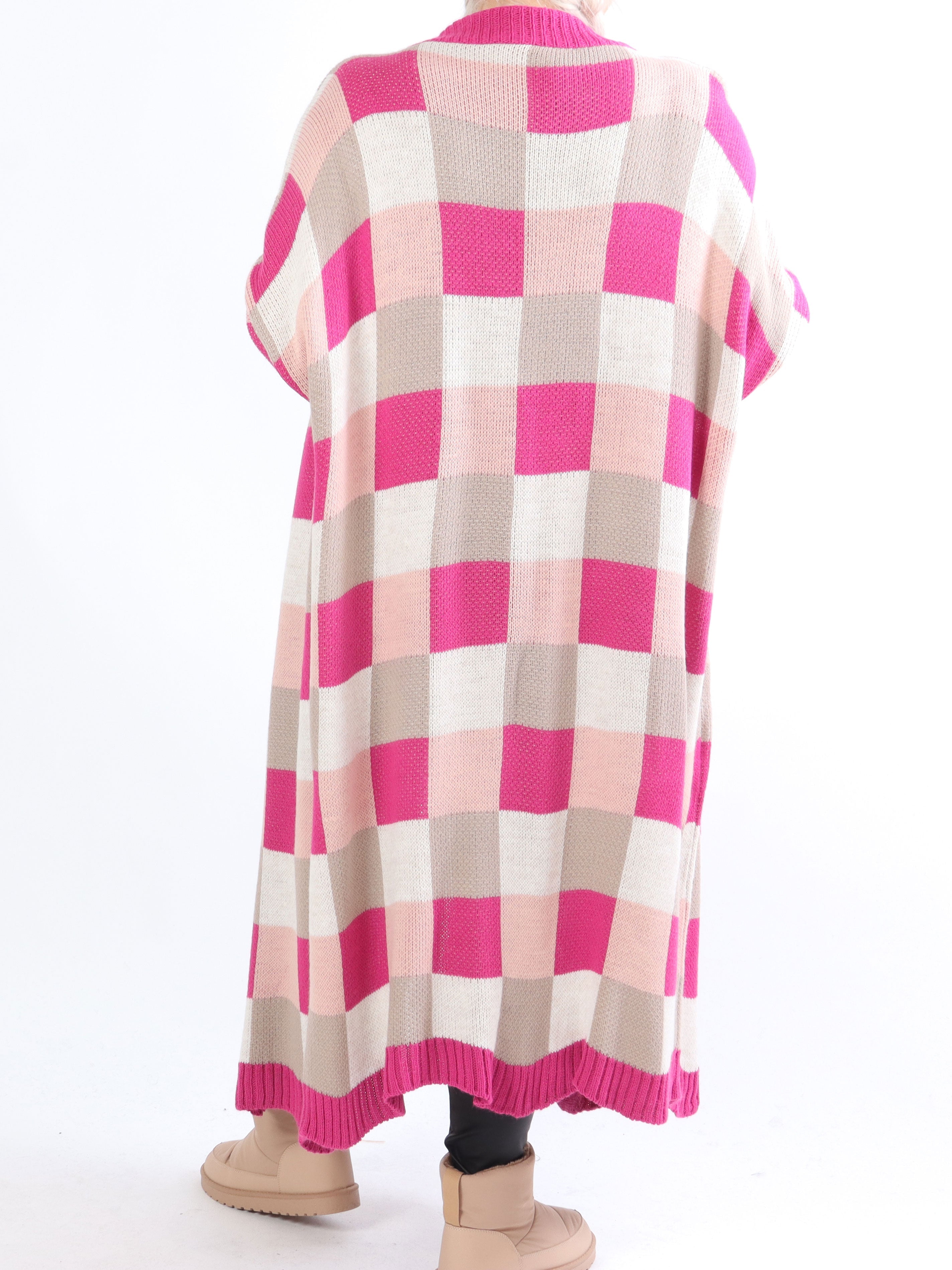 Nanami - Lång plus size stickad kofta i flerfärgad rutig färg - Black