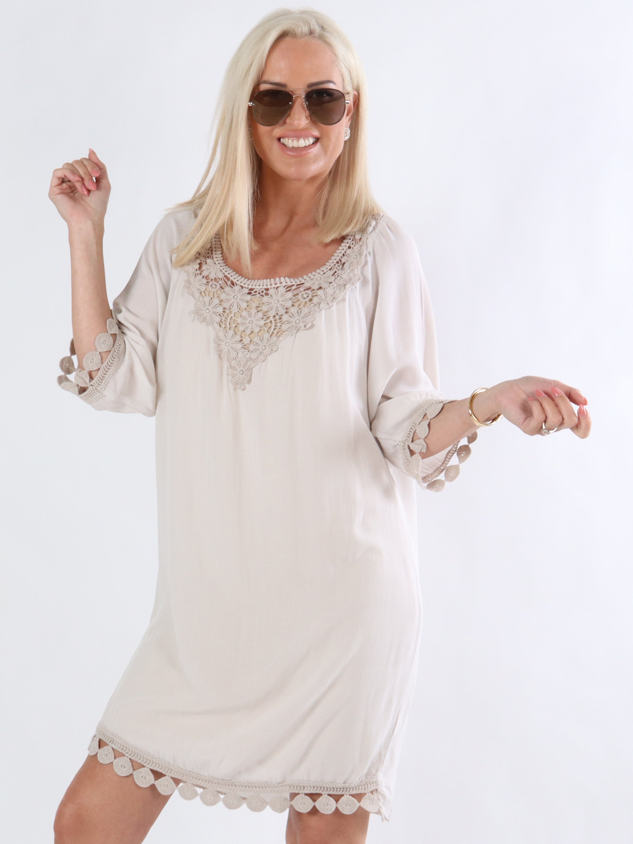 Trille - Beige tunika med broderi i halsen