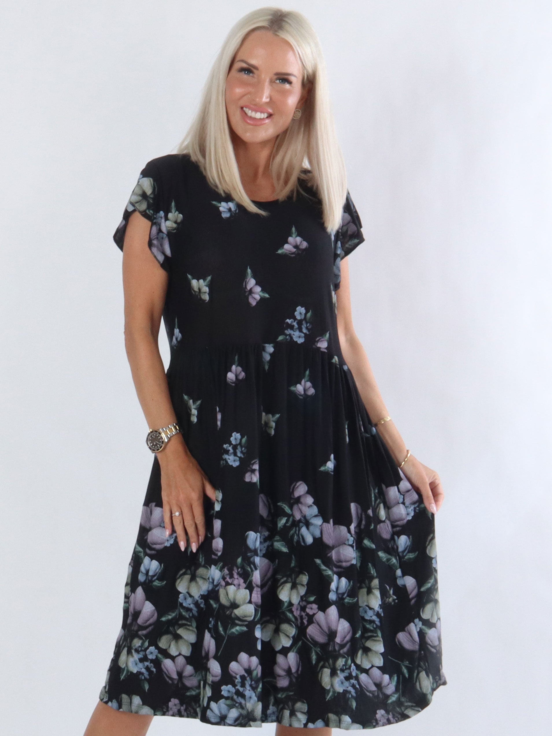 Devany - Svart klänning med blommigt tryck och volangärmar