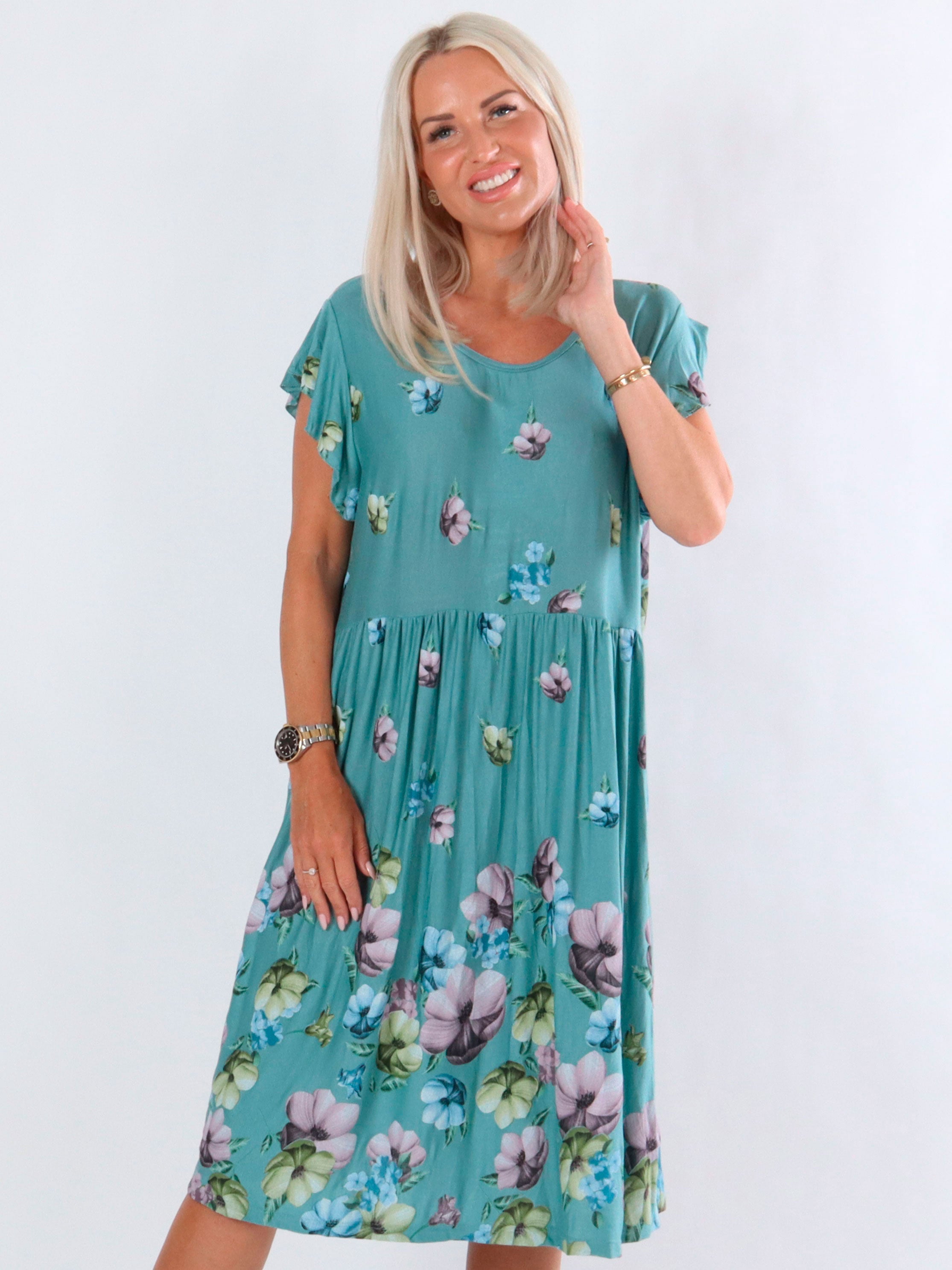 Devany - Svart klänning med blommigt tryck och volangärmar