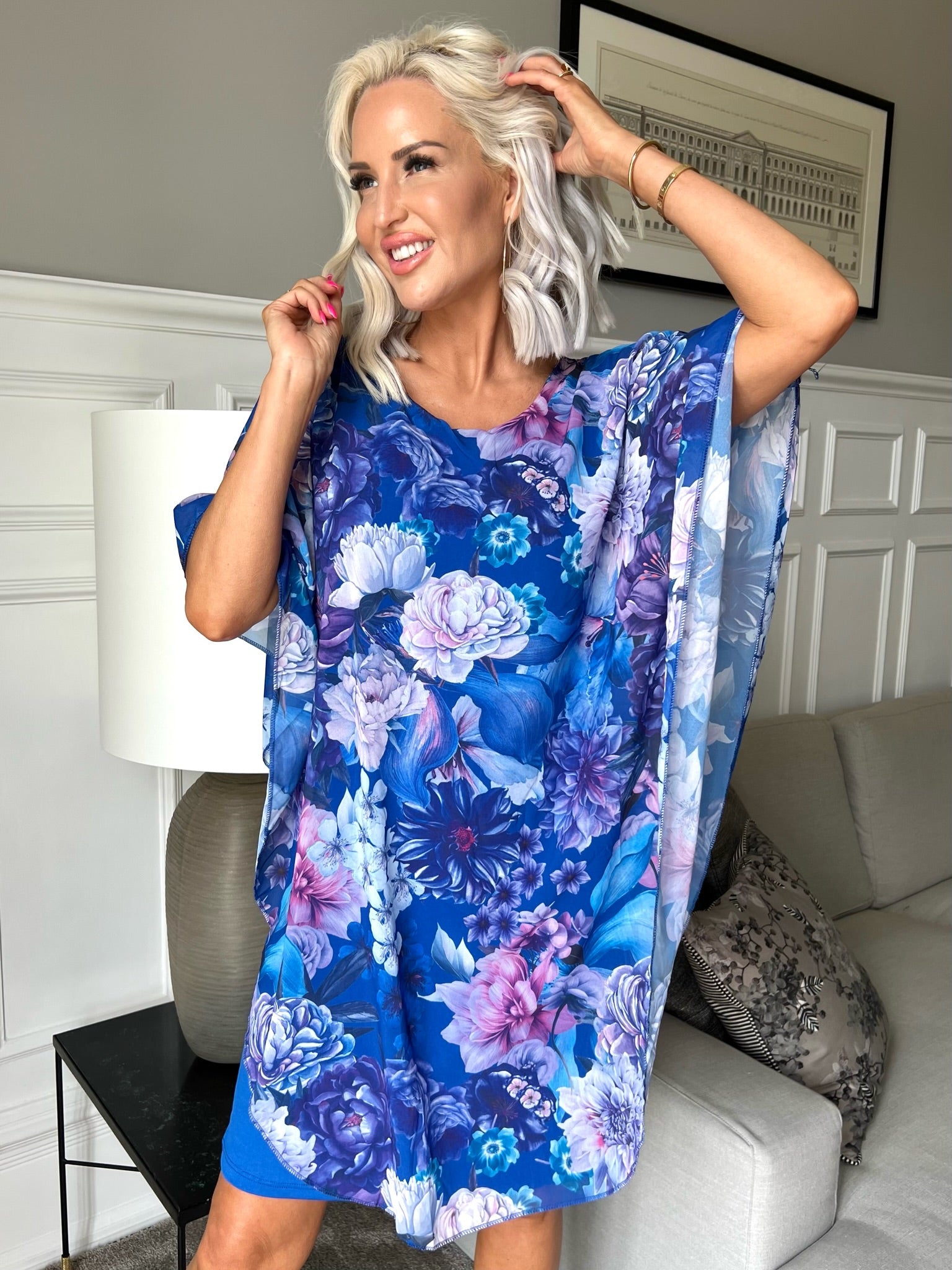 Kenya Big Flower - Tunikaklänning med chiffonglager i blommigt tryck