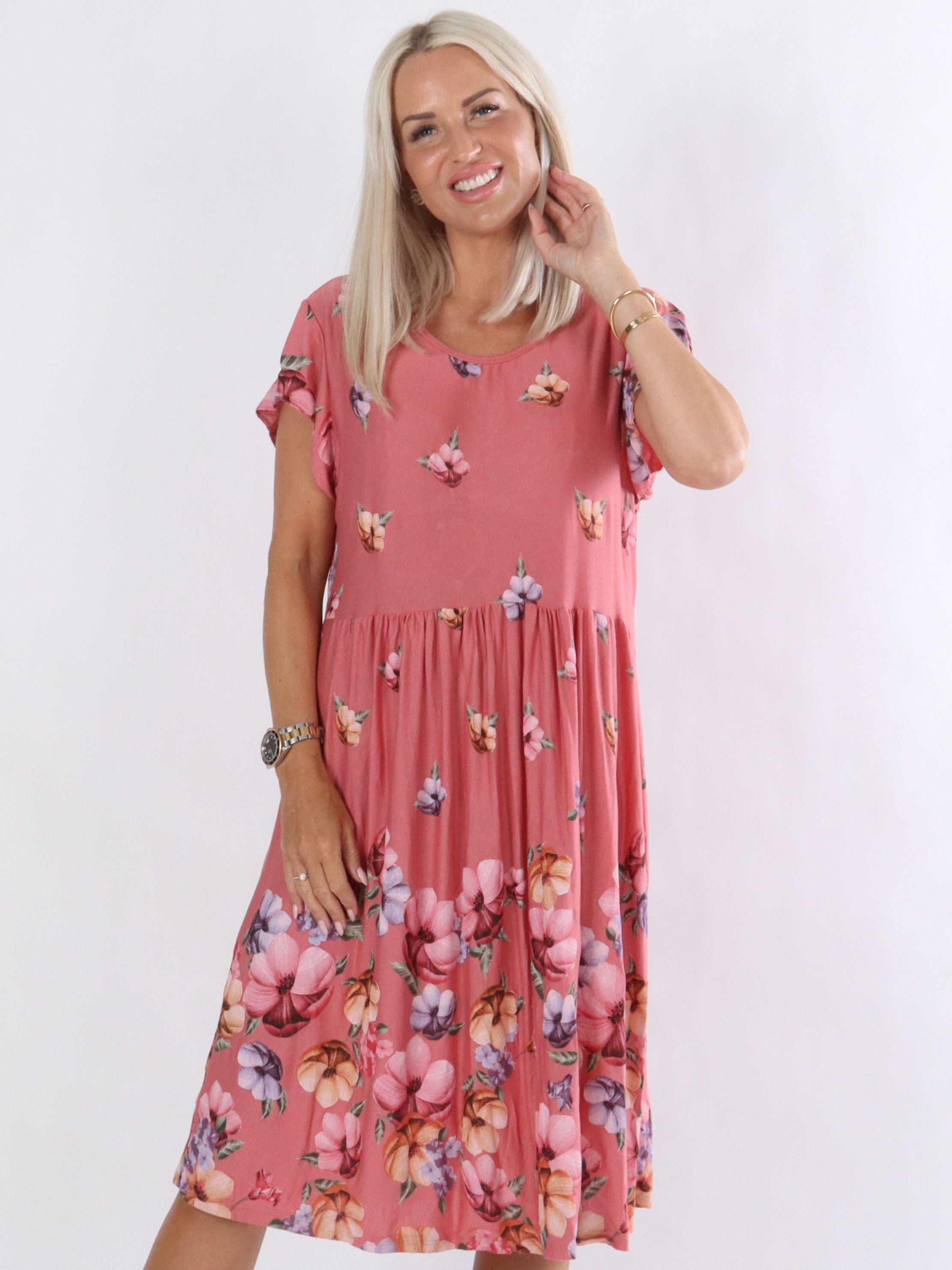 Devany - Svart klänning med blommigt tryck och volangärmar